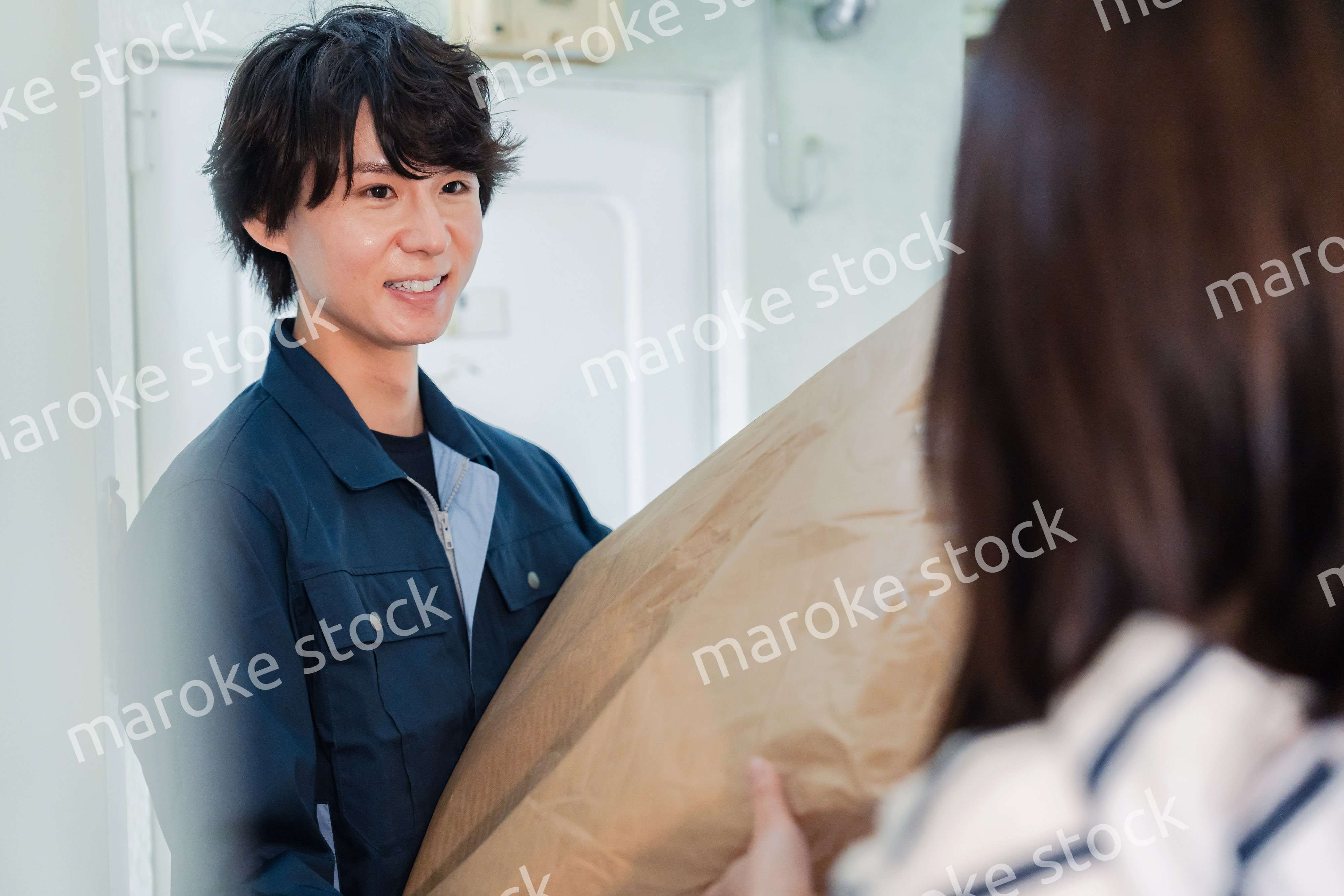 宅配の配達をする男性スタッフ