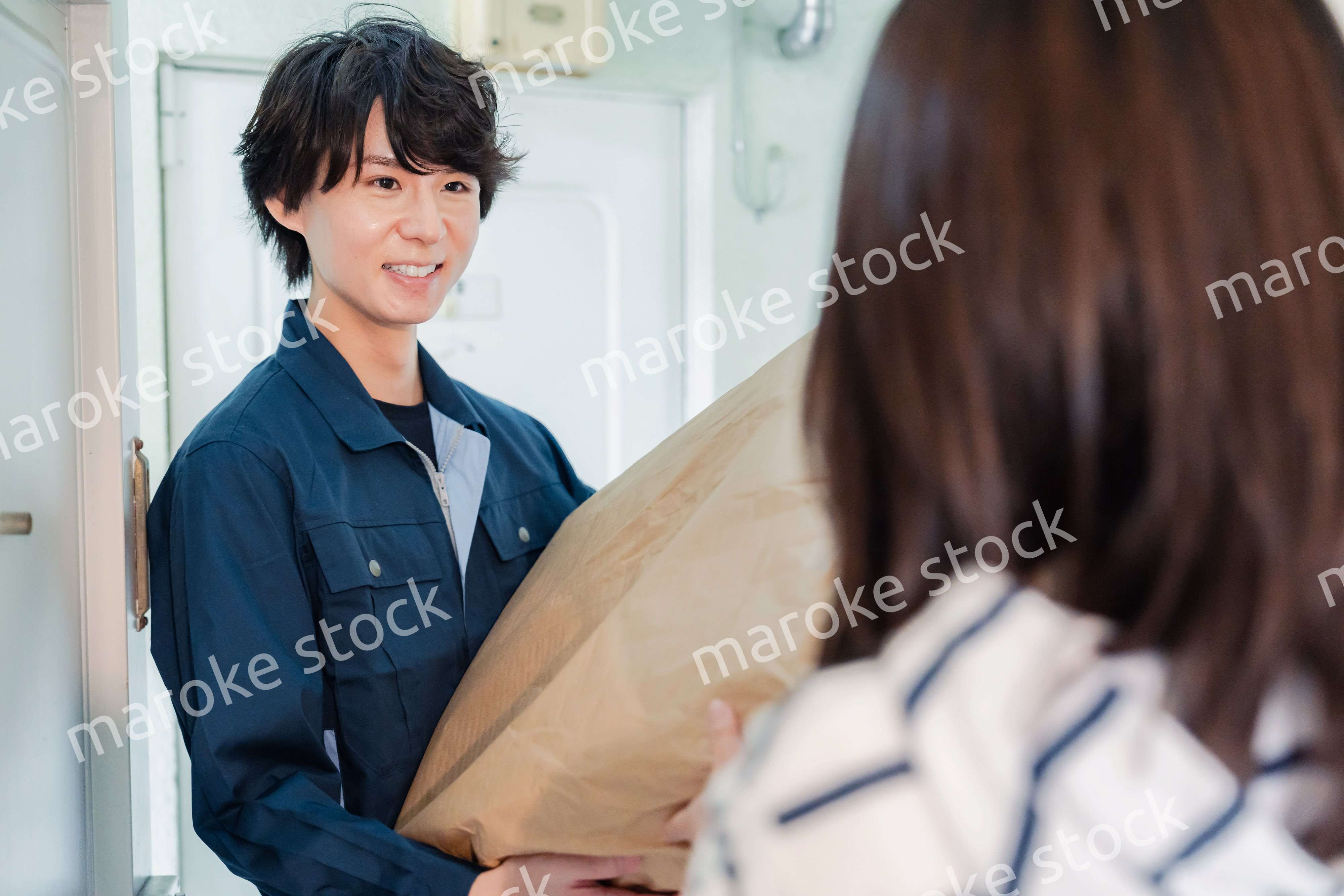 宅配の配達をする男性スタッフ