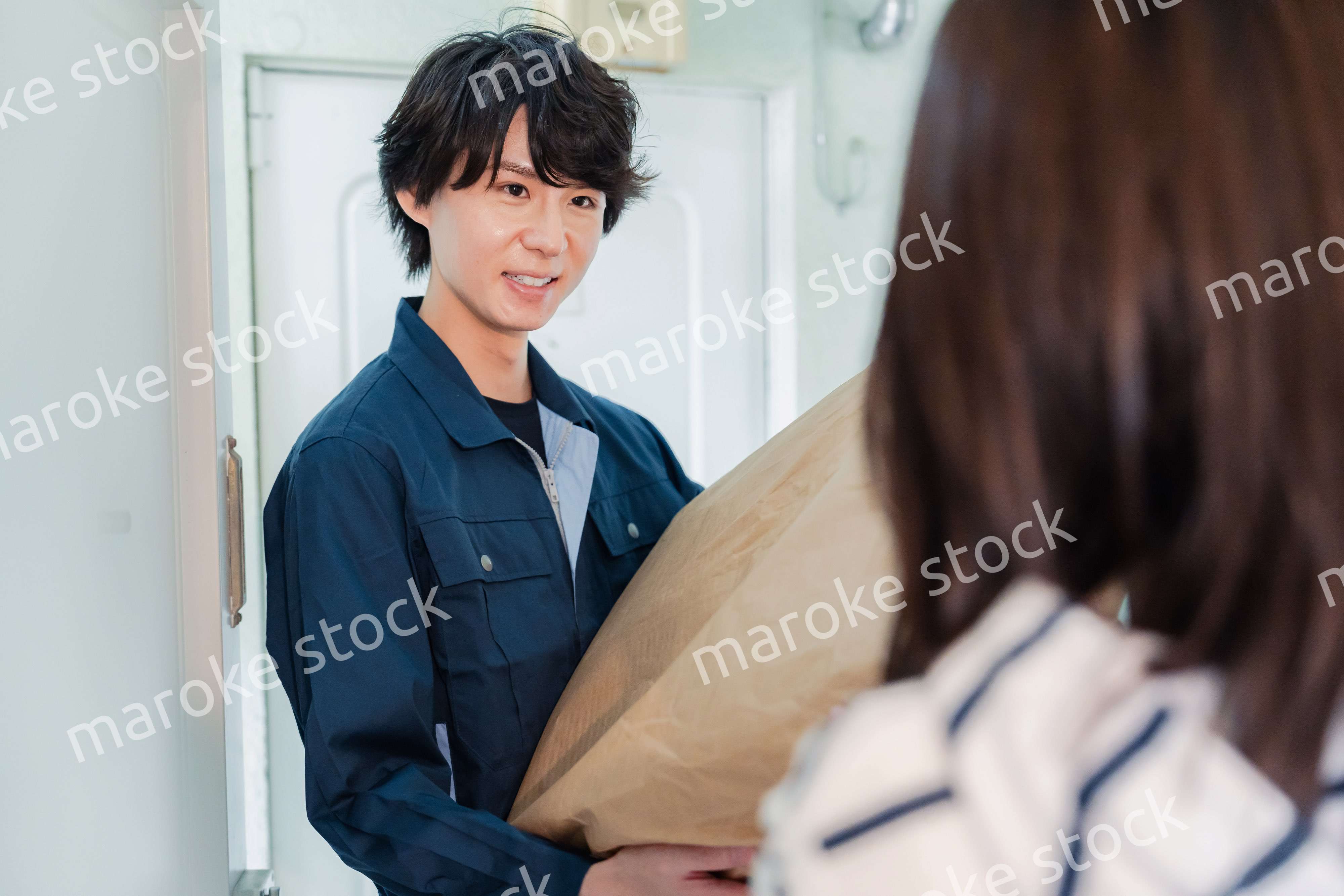 宅配の配達をする男性スタッフ