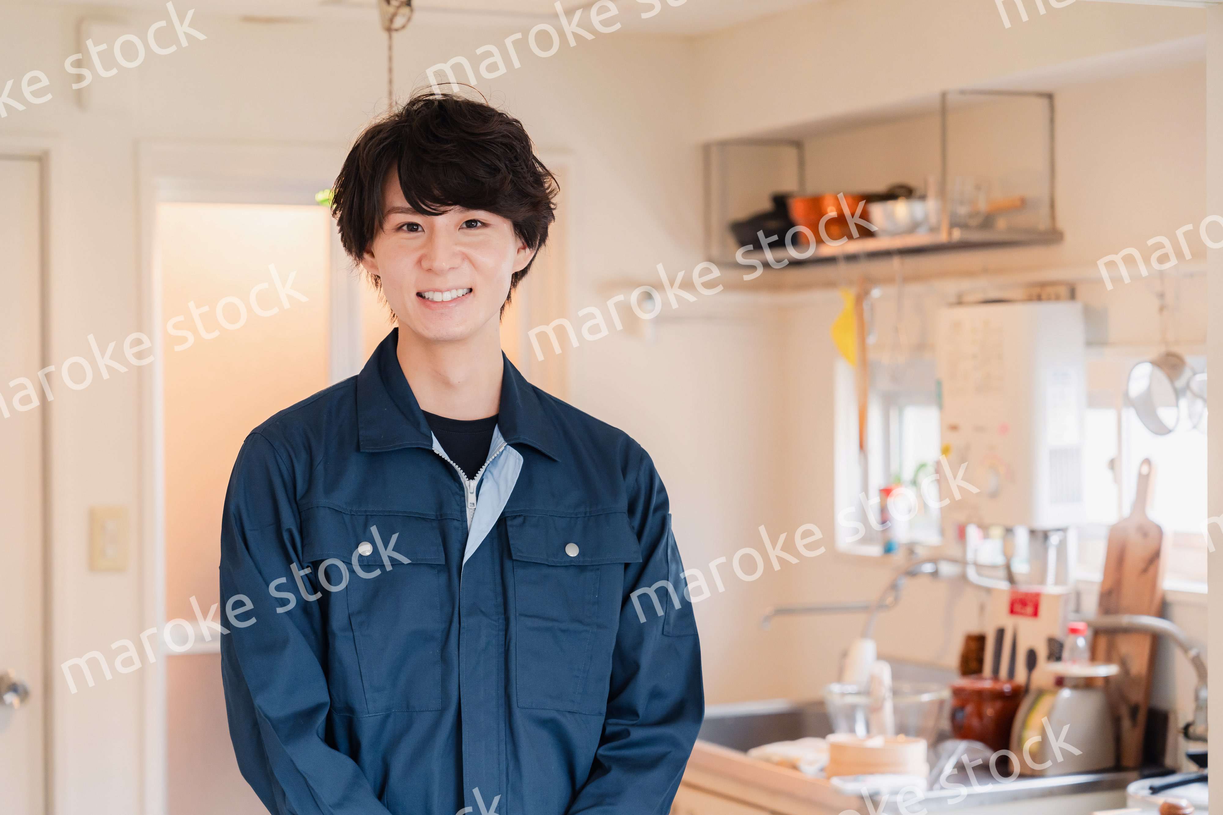 一般家庭を訪問する作業服姿の男性