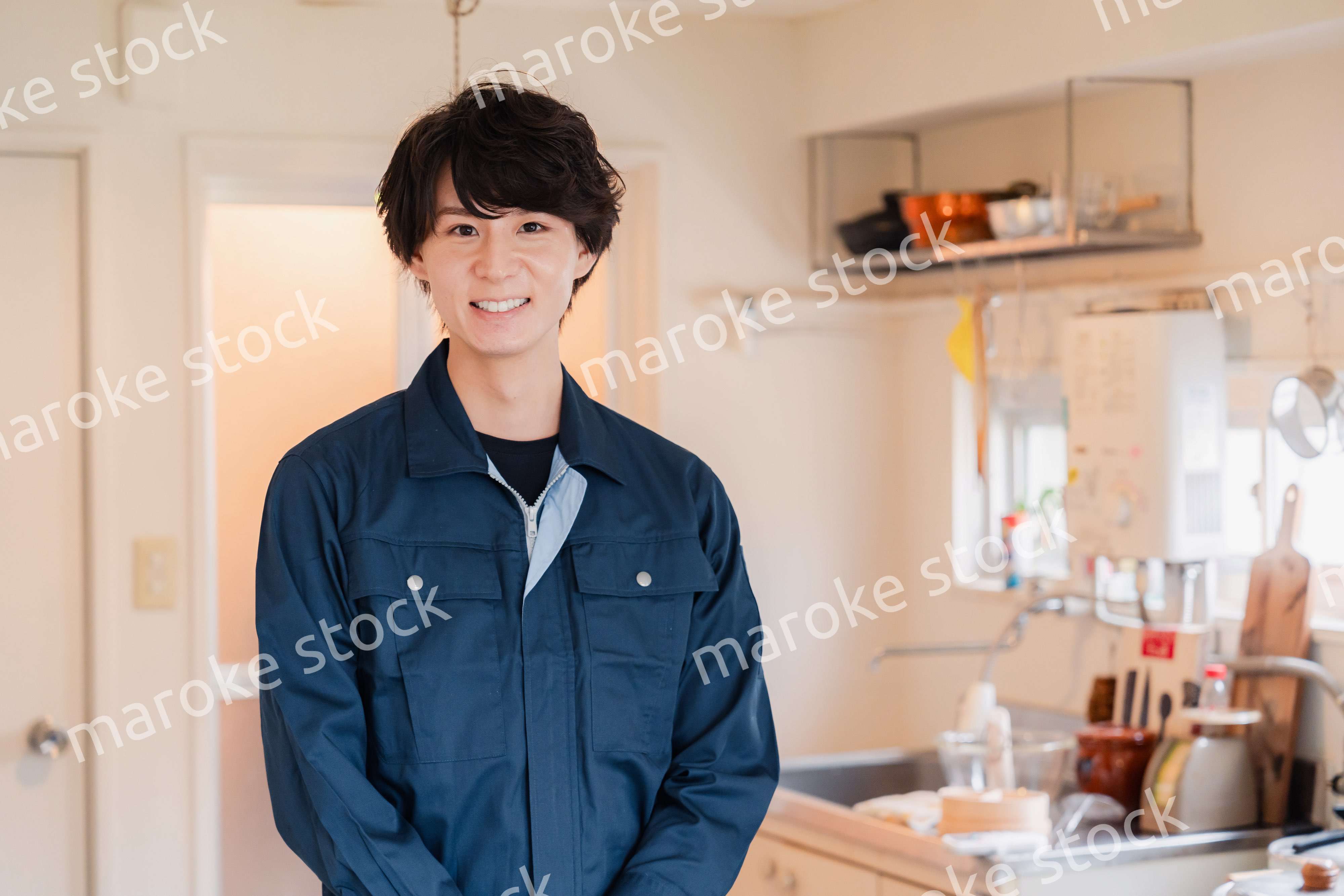 一般家庭を訪問する作業服姿の男性