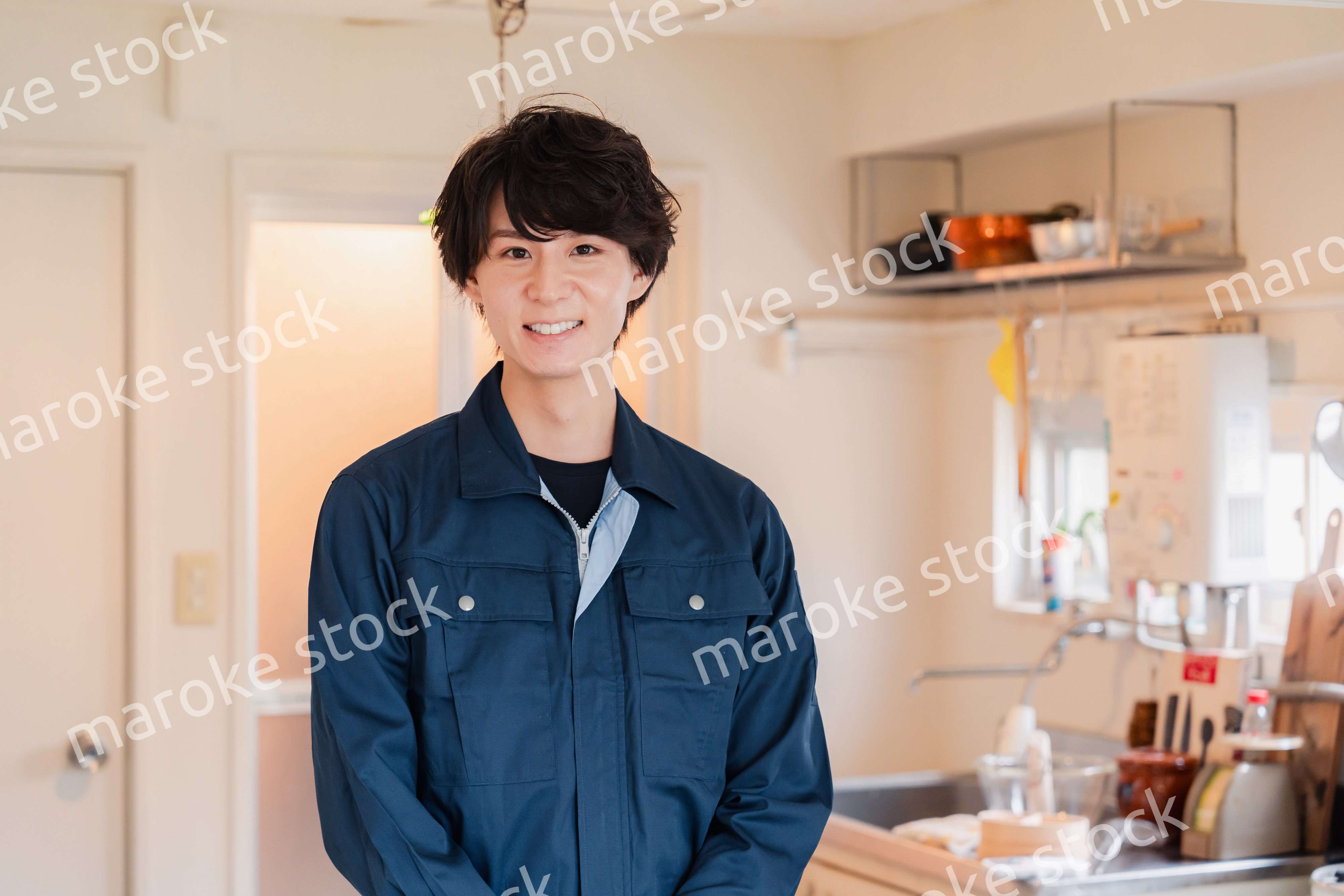 一般家庭を訪問する作業服姿の男性