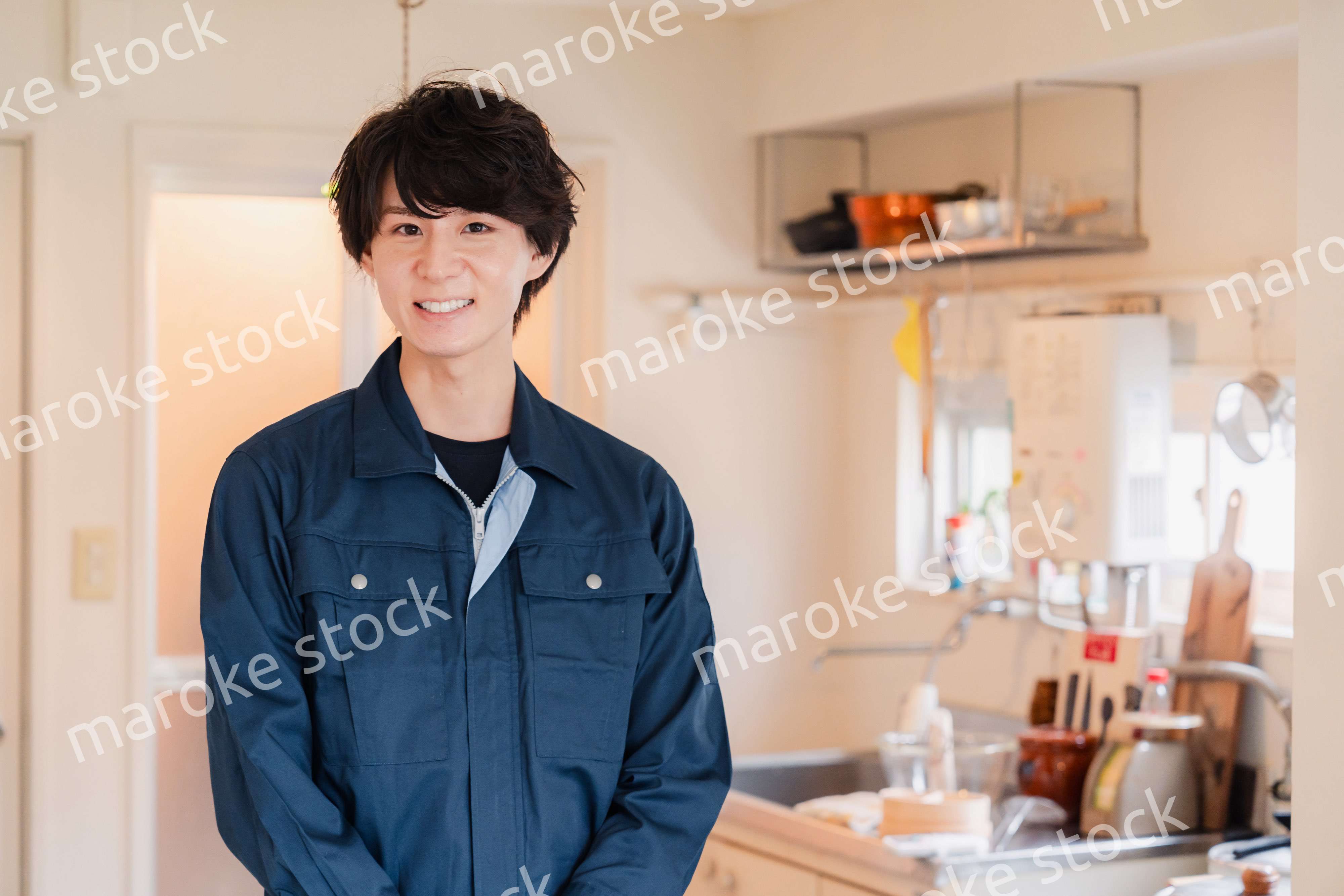 一般家庭を訪問する作業服姿の男性