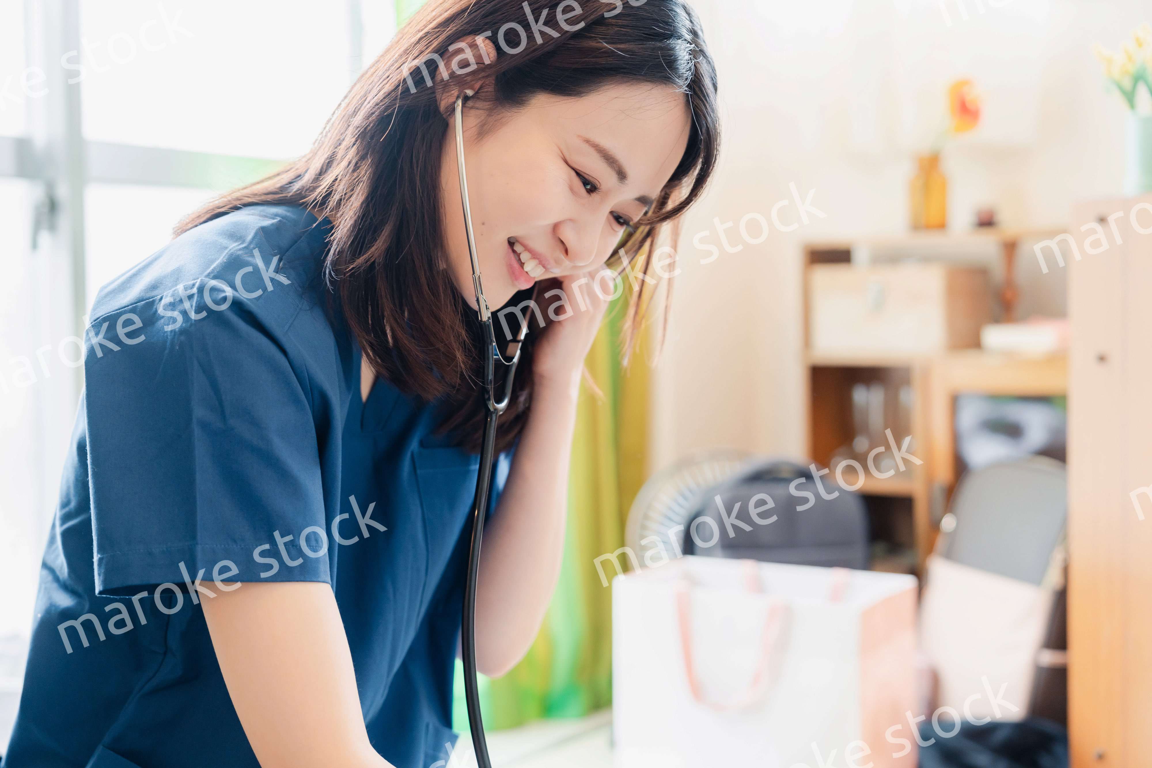 一般家庭で診察をするドクター