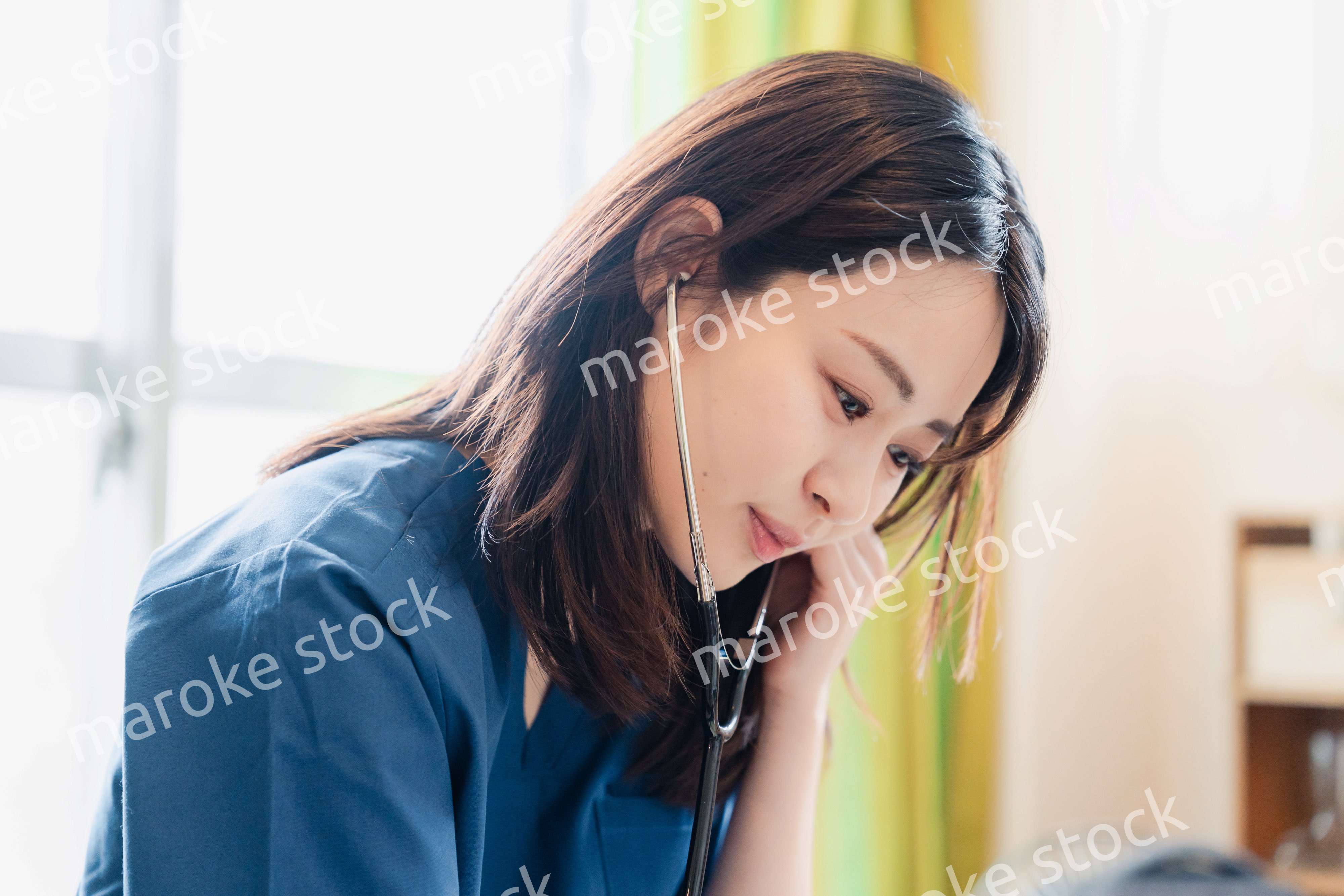 一般家庭で診察をするドクター