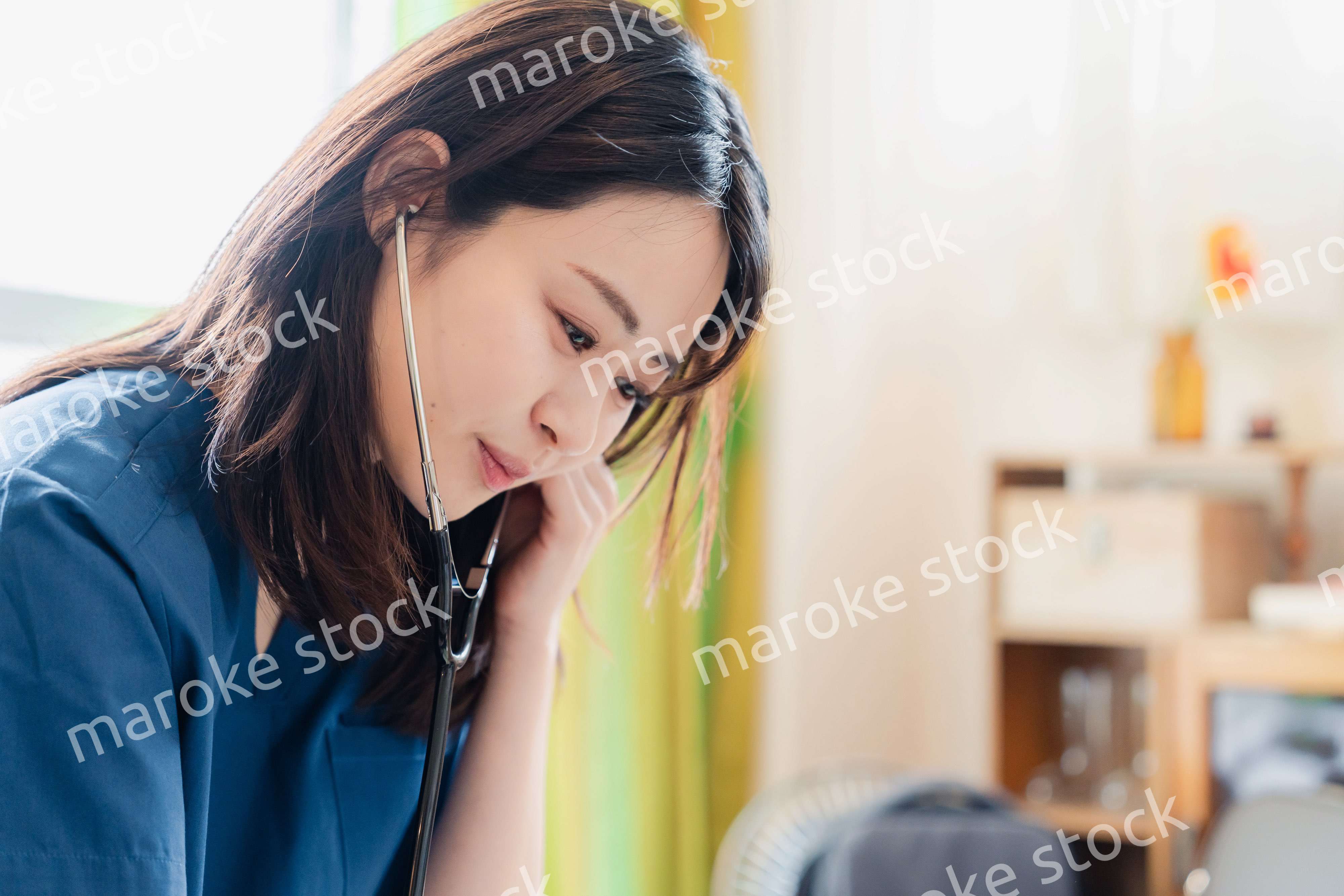 一般家庭で診察をするドクター