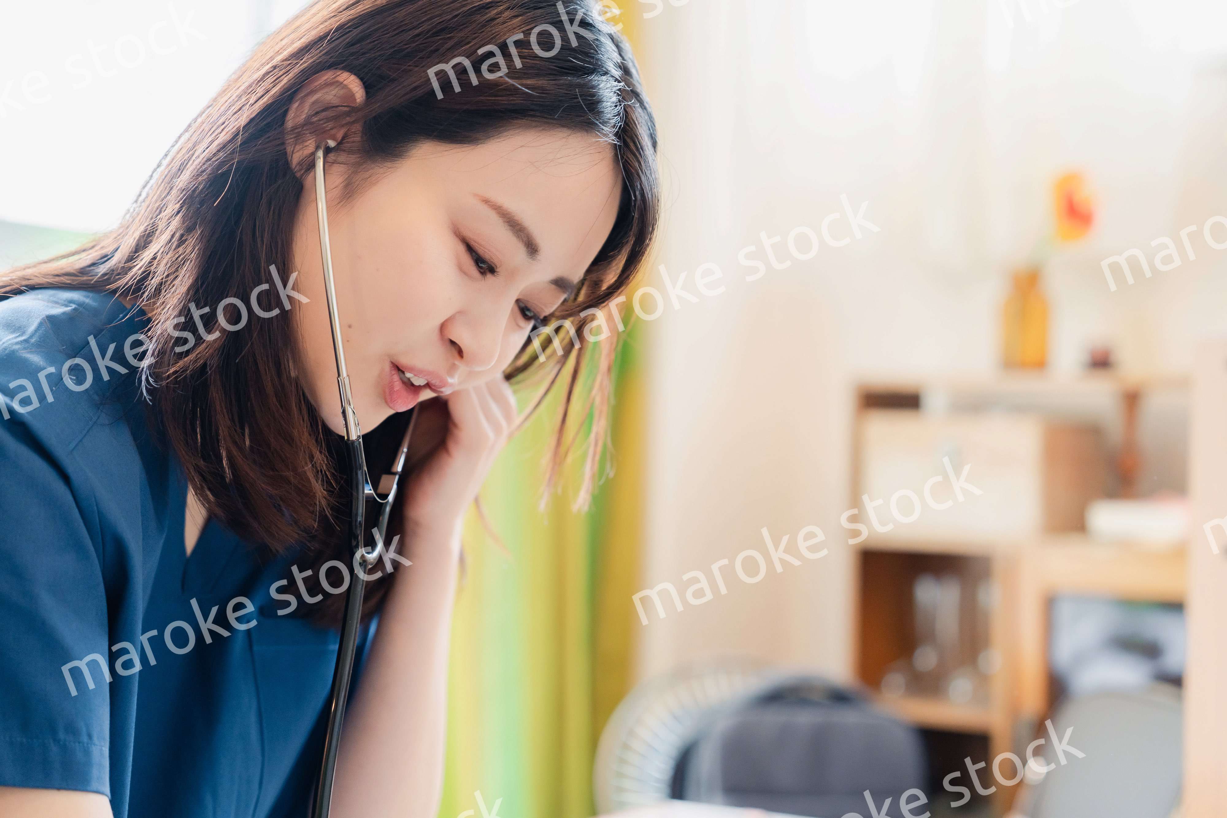 一般家庭で診察をするドクター