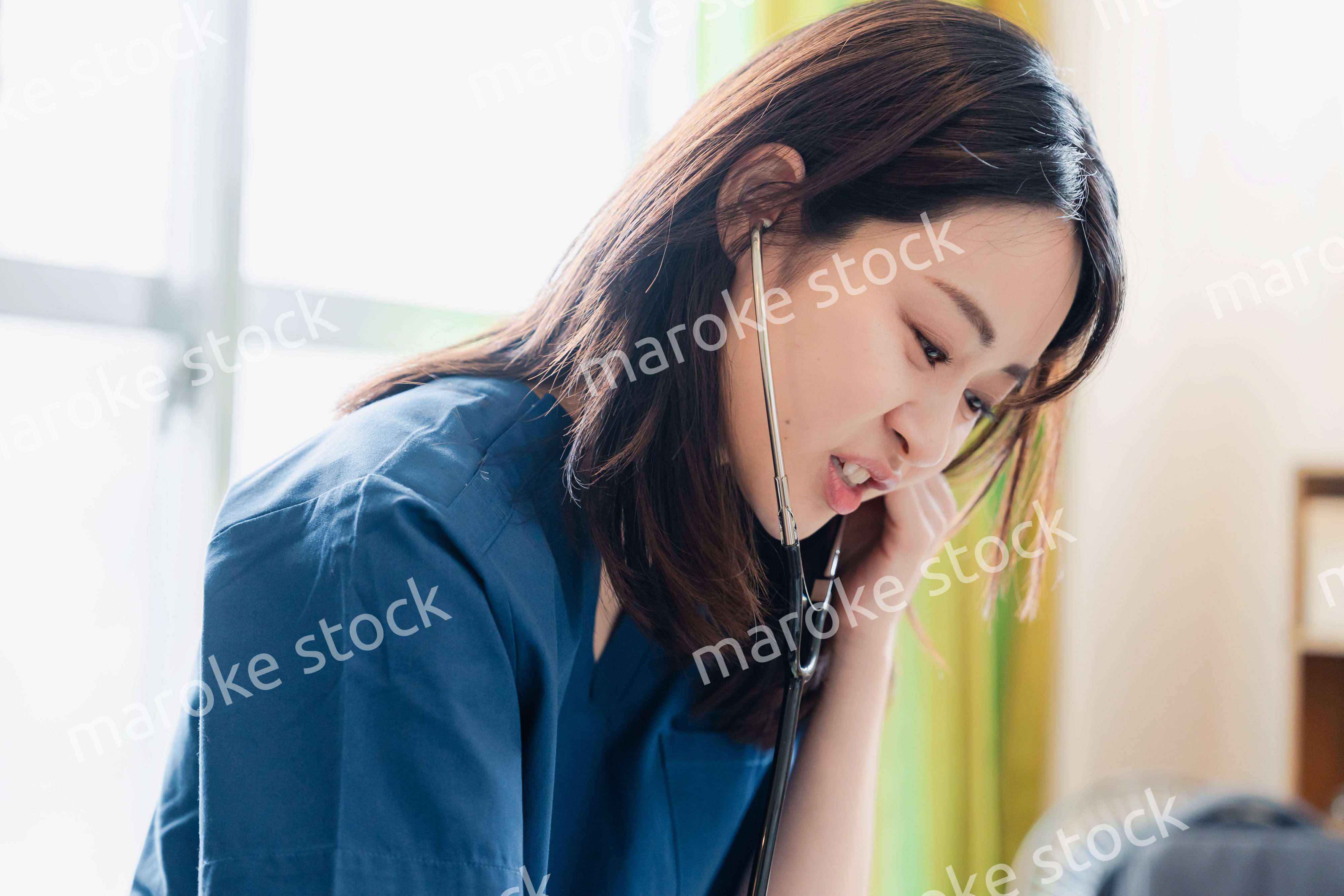 一般家庭で診察をするドクター