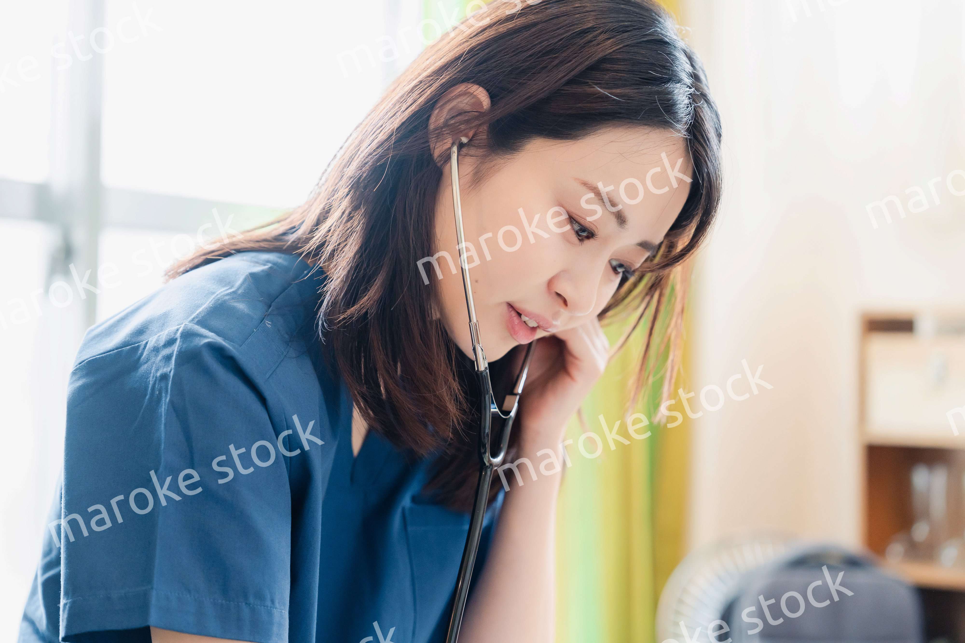 一般家庭で診察をするドクター