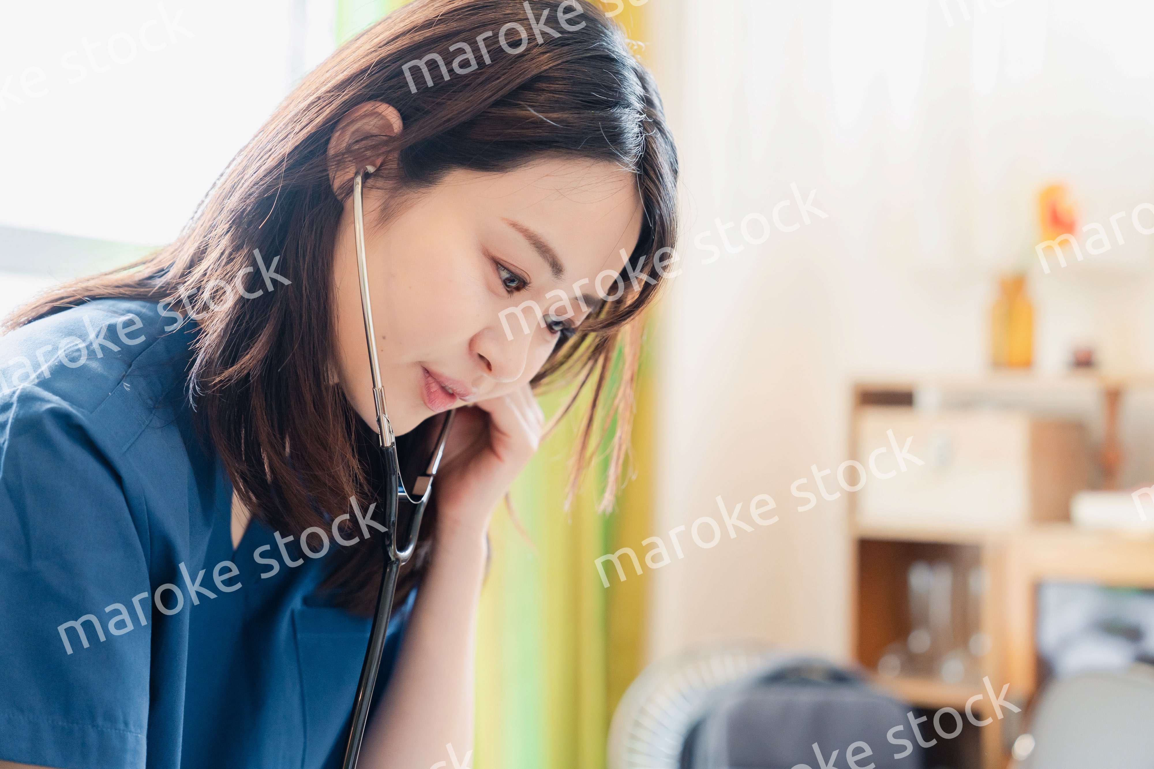 一般家庭で診察をするドクター