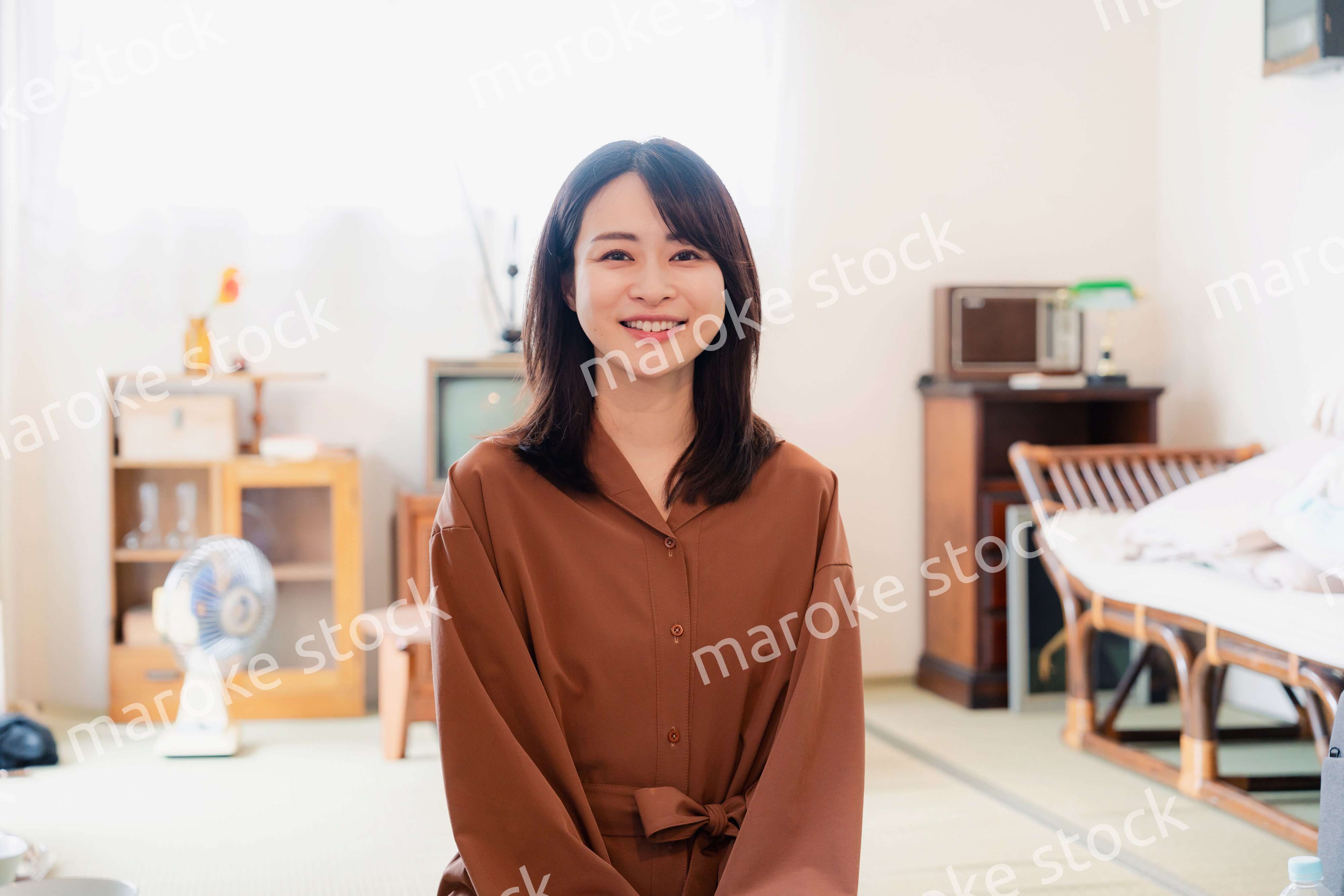 レトロな雰囲気の部屋に住む若い女性