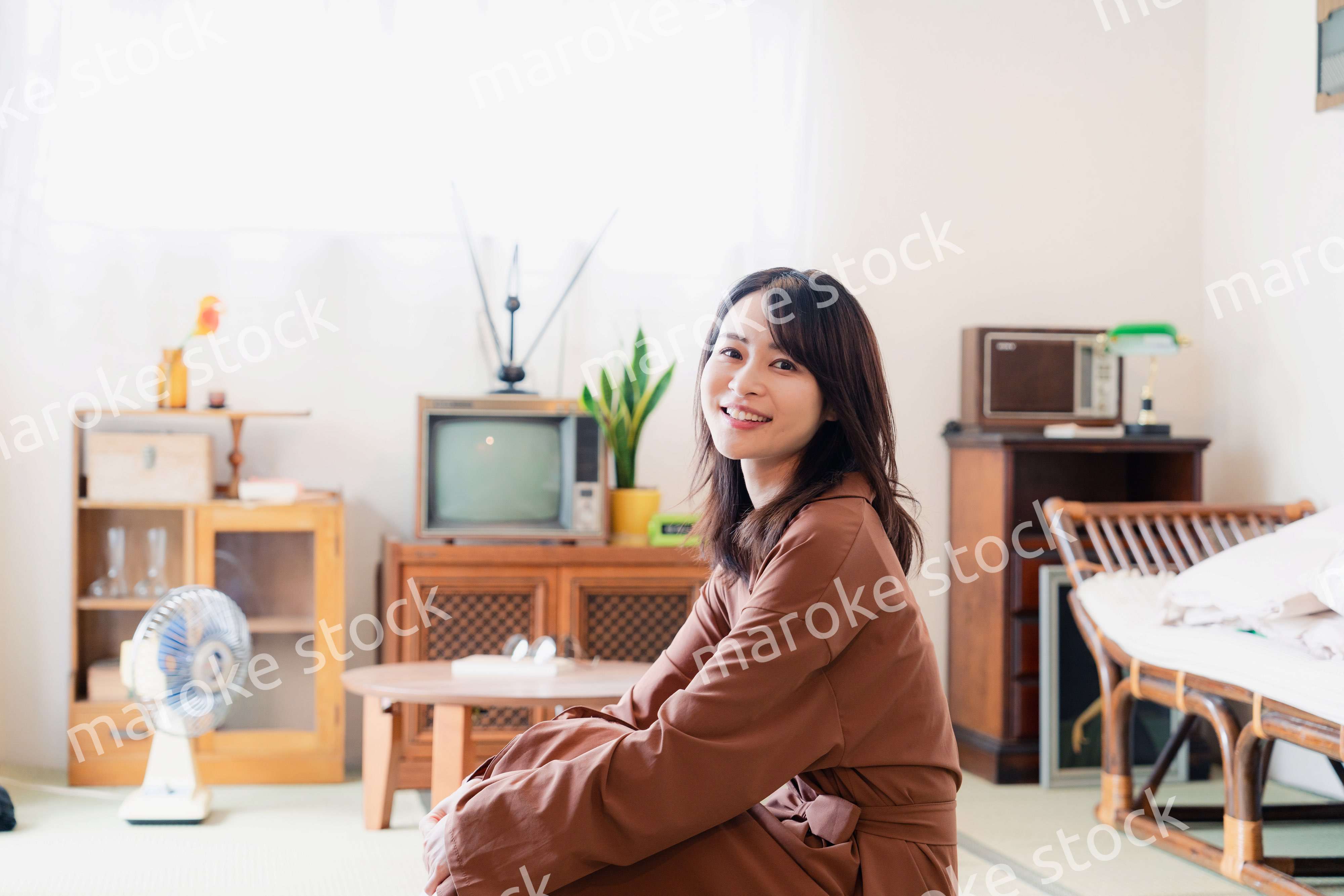 レトロな雰囲気の部屋に住む若い女性