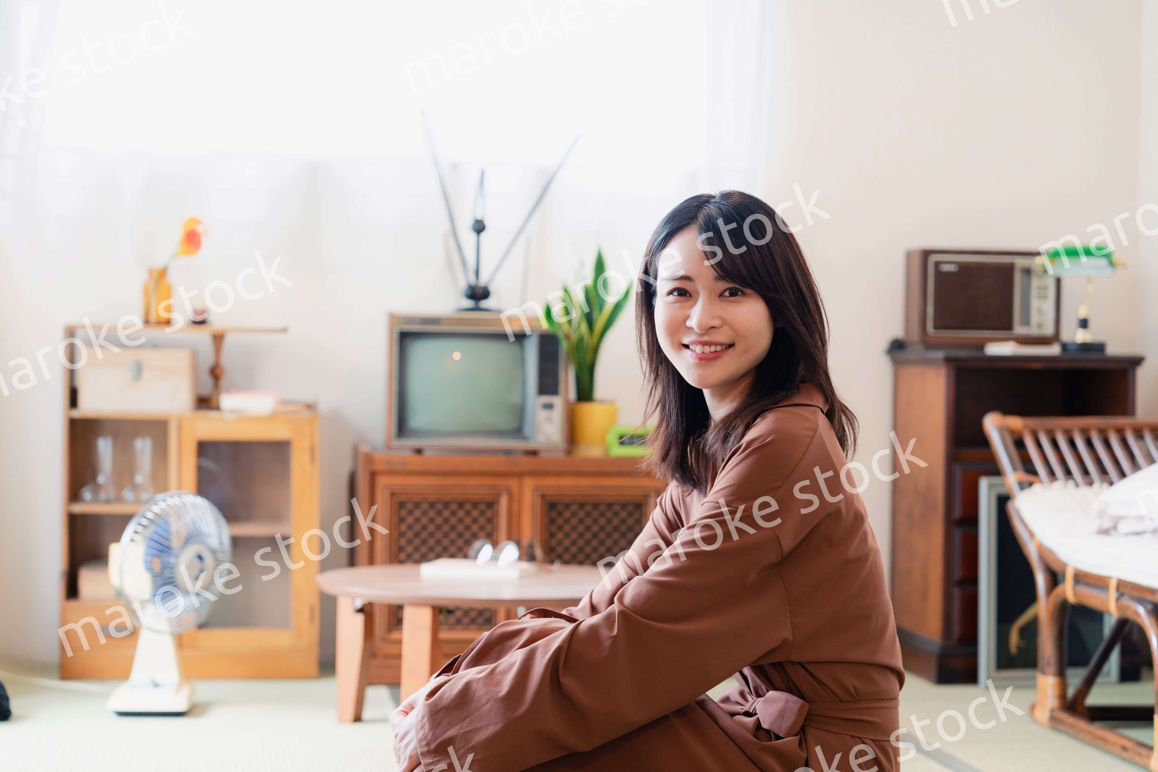 レトロな雰囲気の部屋に住む若い女性