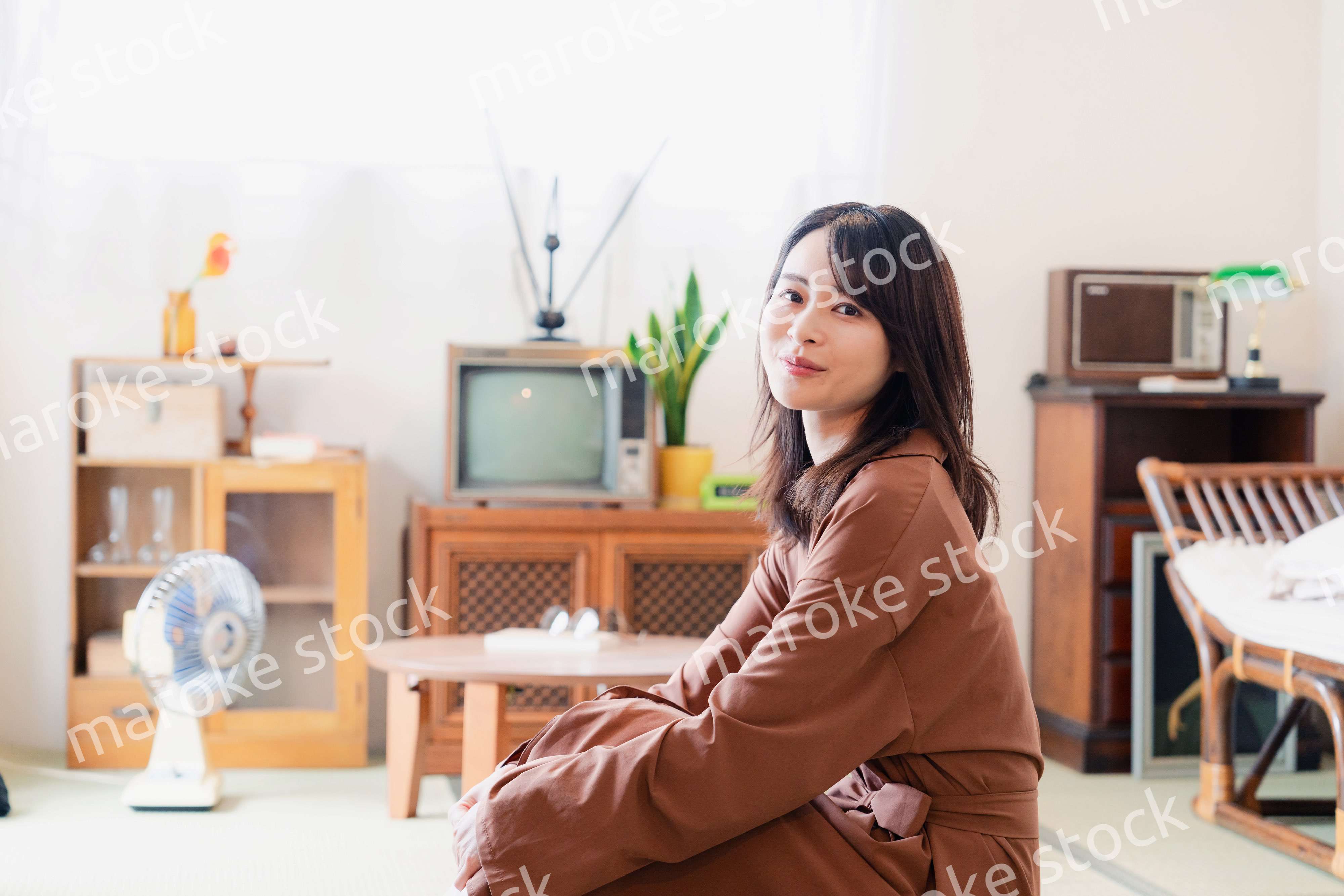 レトロな雰囲気の部屋に住む若い女性