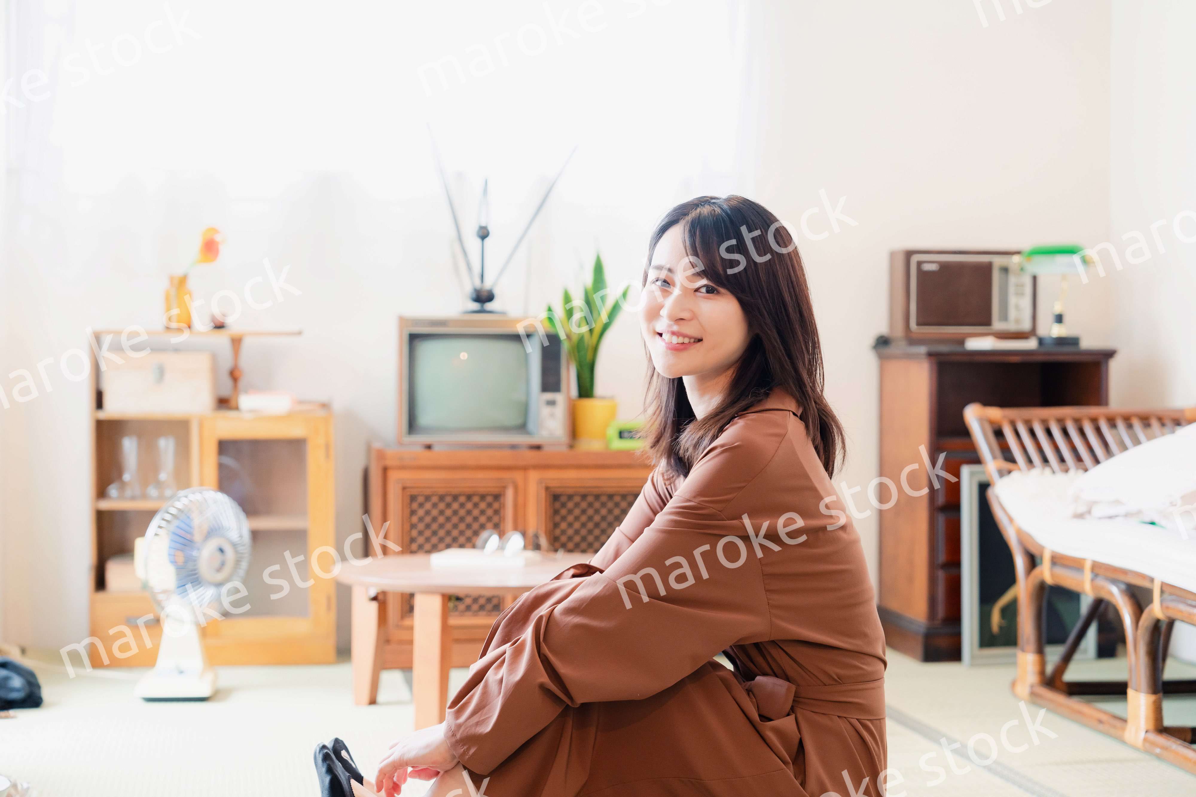 レトロな雰囲気の部屋に住む若い女性