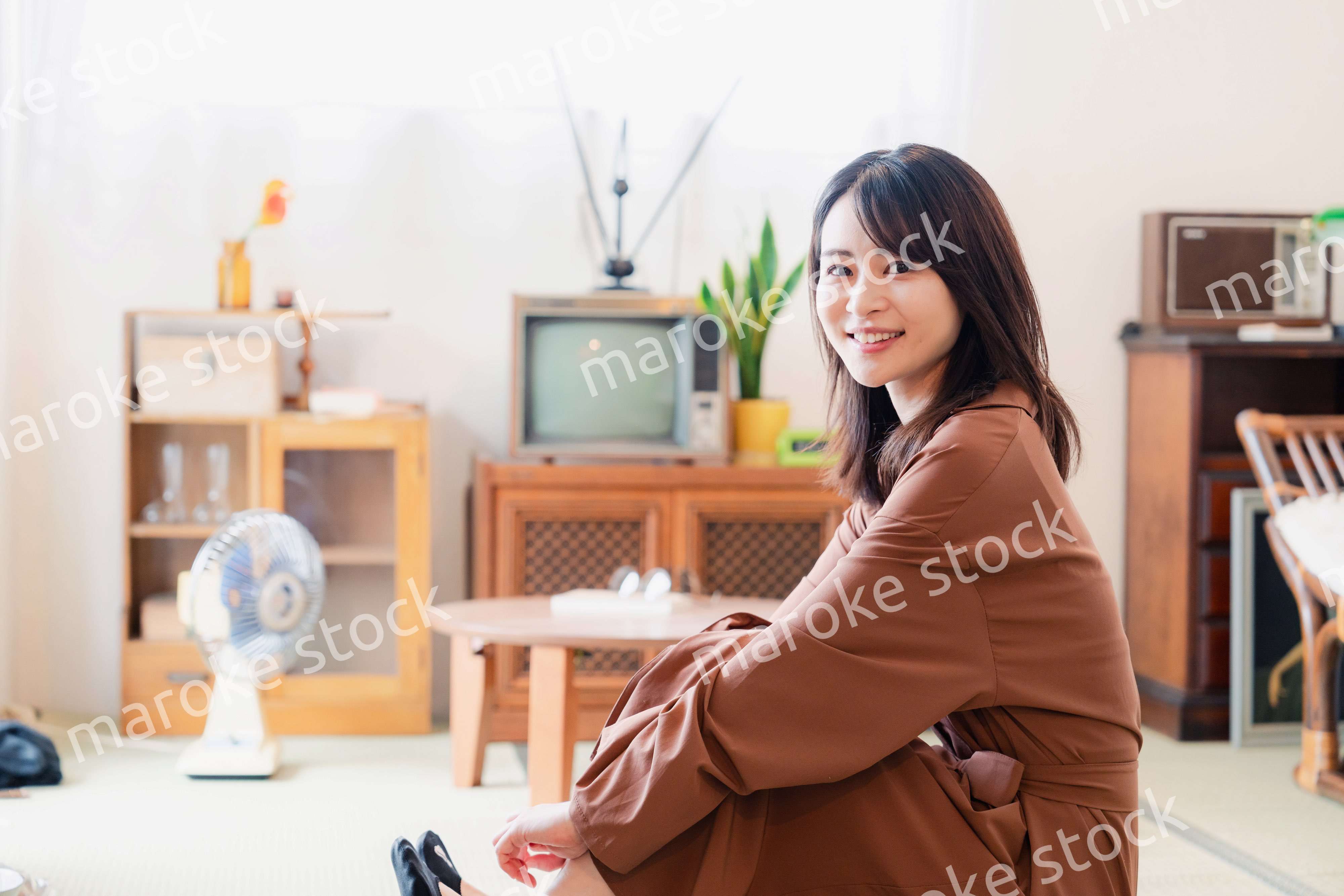 レトロな雰囲気の部屋に住む若い女性