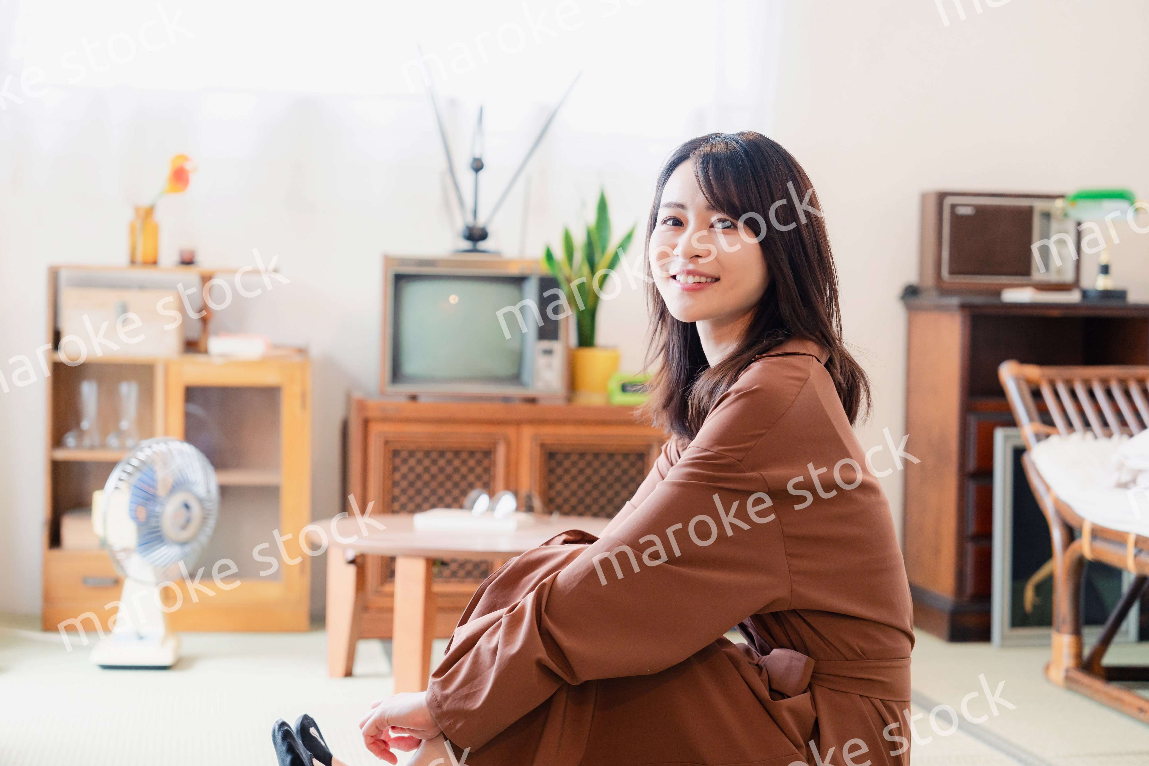 レトロな雰囲気の部屋に住む若い女性