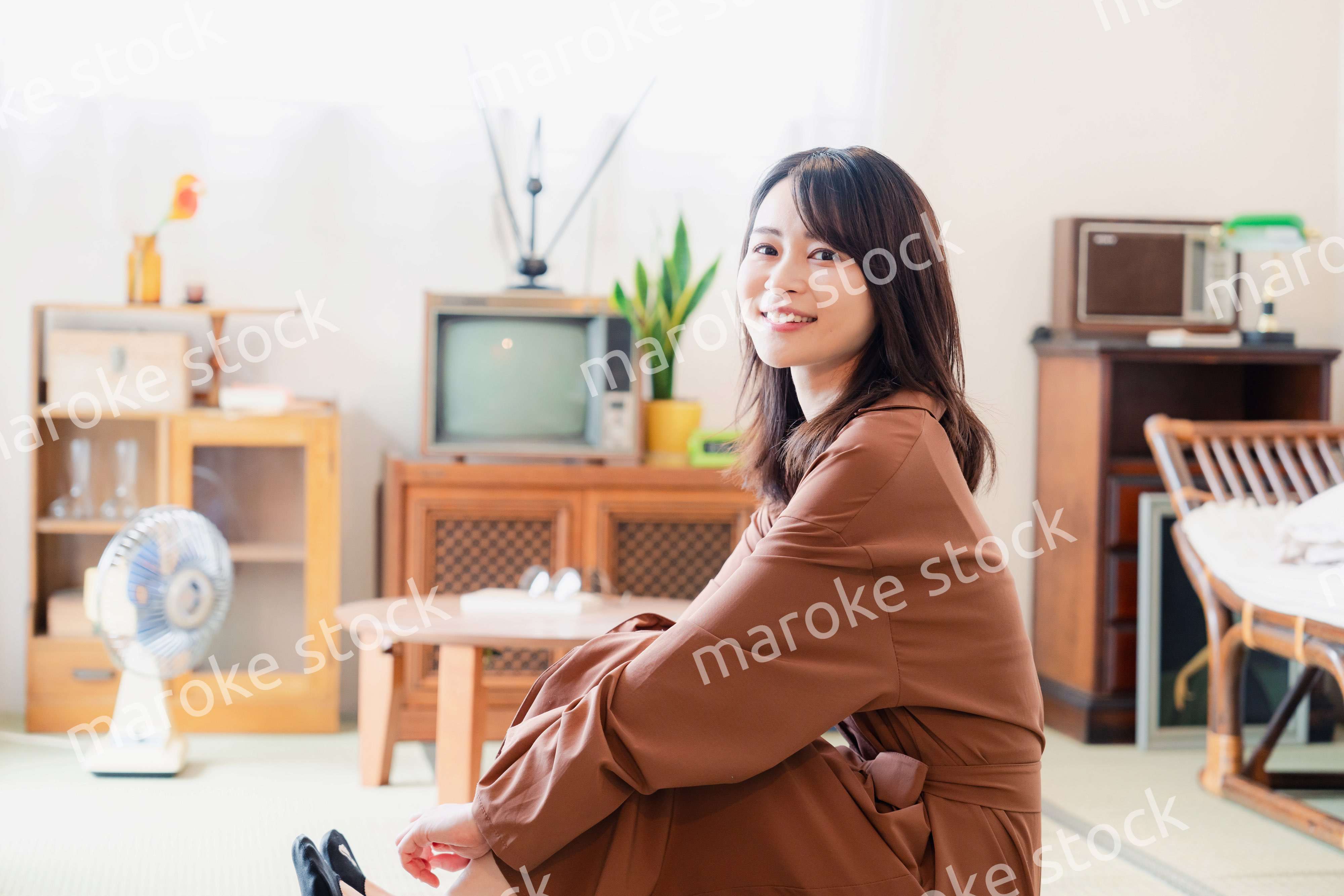 レトロな雰囲気の部屋に住む若い女性