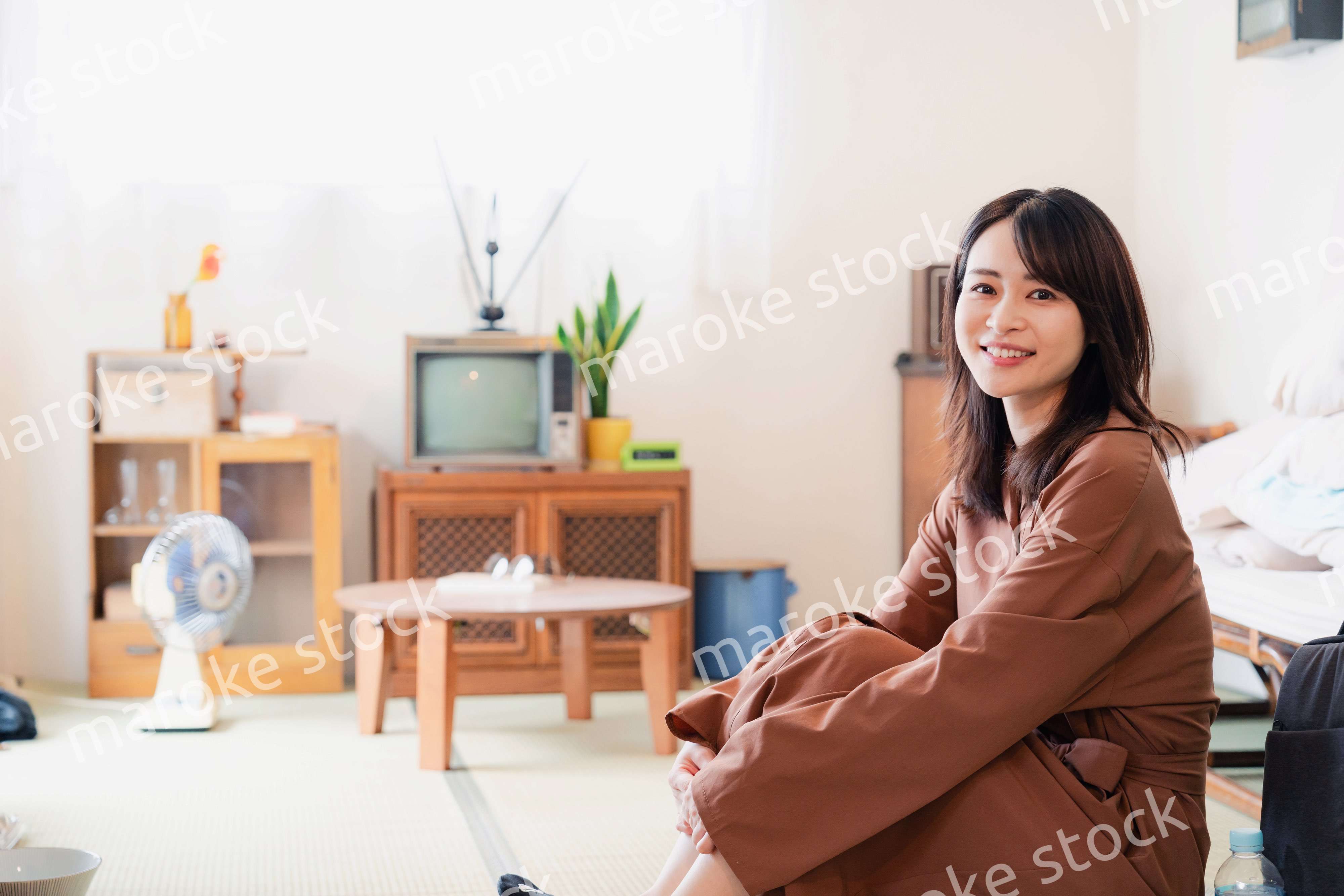 レトロな雰囲気の部屋に住む若い女性