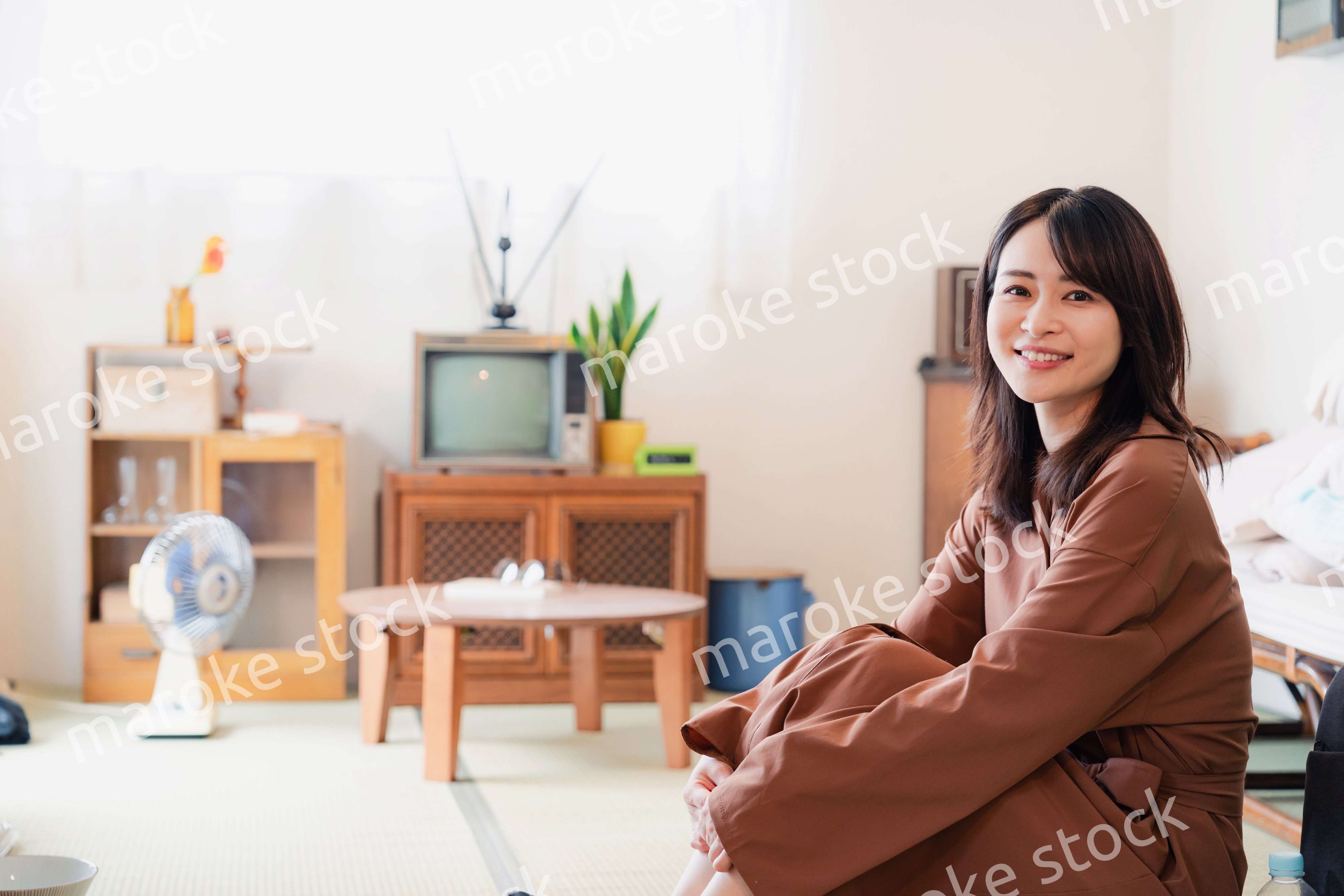 レトロな雰囲気の部屋に住む若い女性