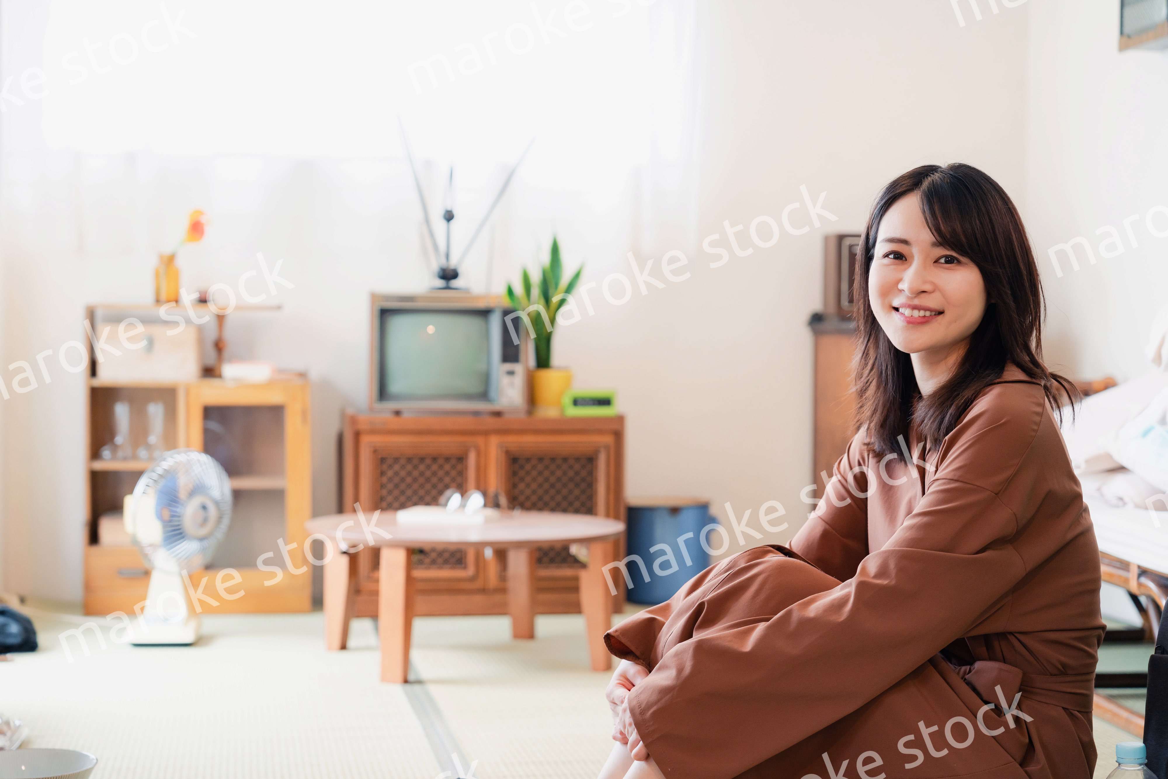 レトロな雰囲気の部屋に住む若い女性