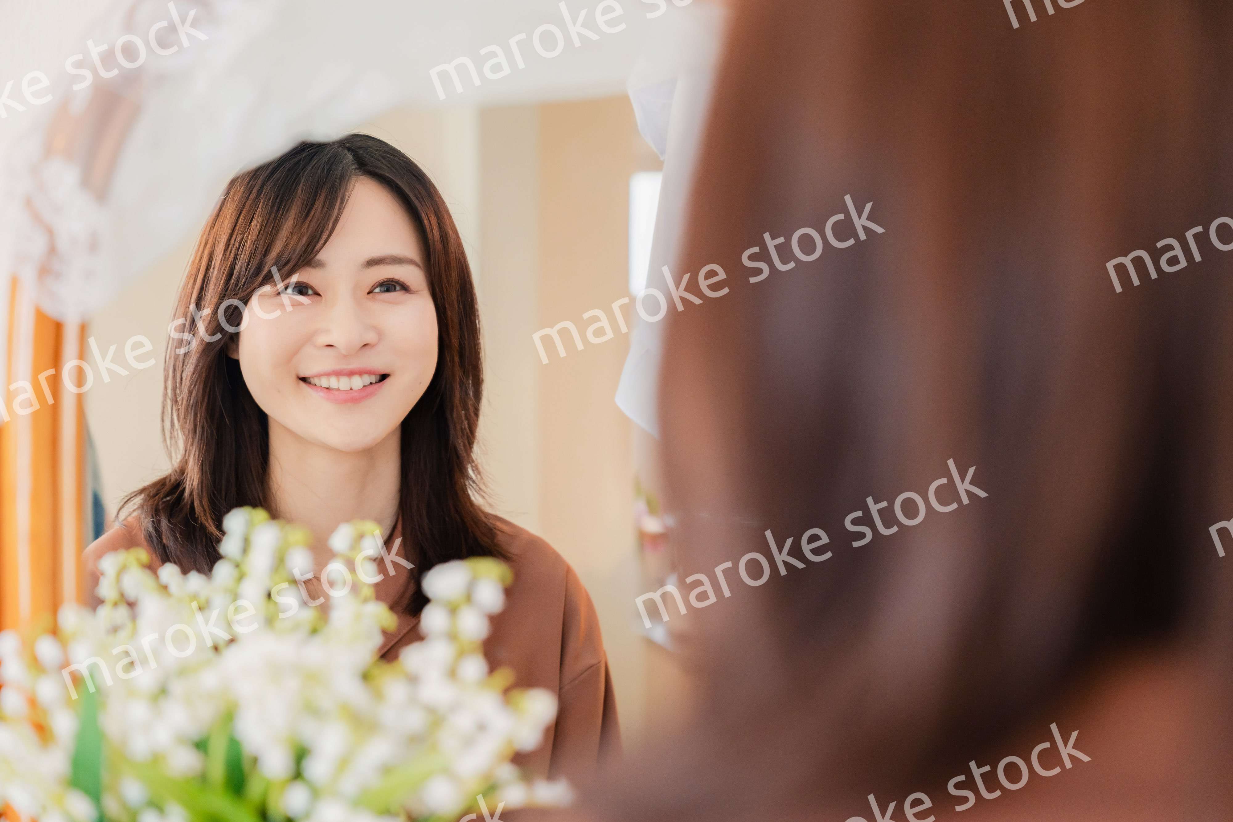 鏡台で身支度をする若い女性