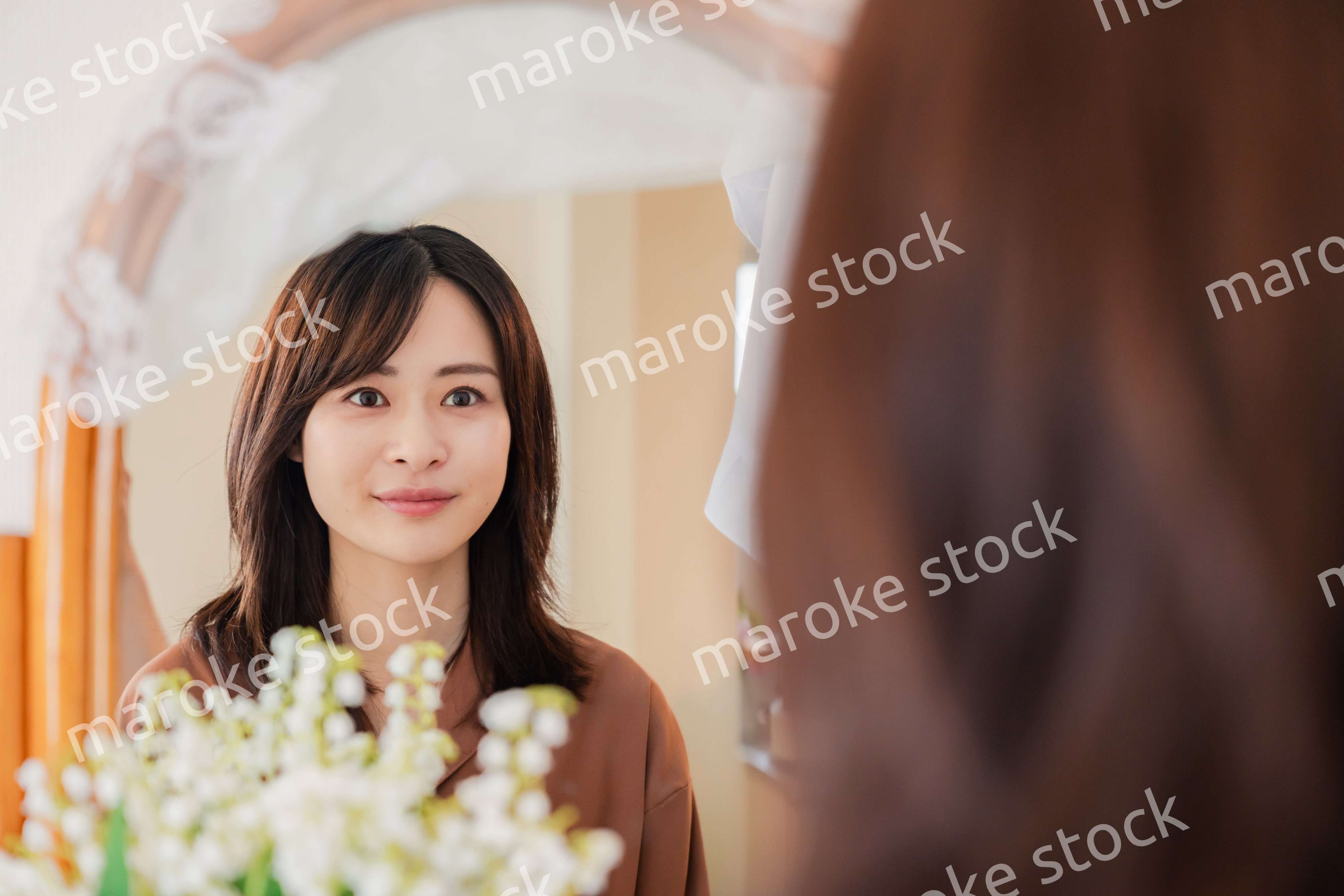 鏡台で身支度をする若い女性