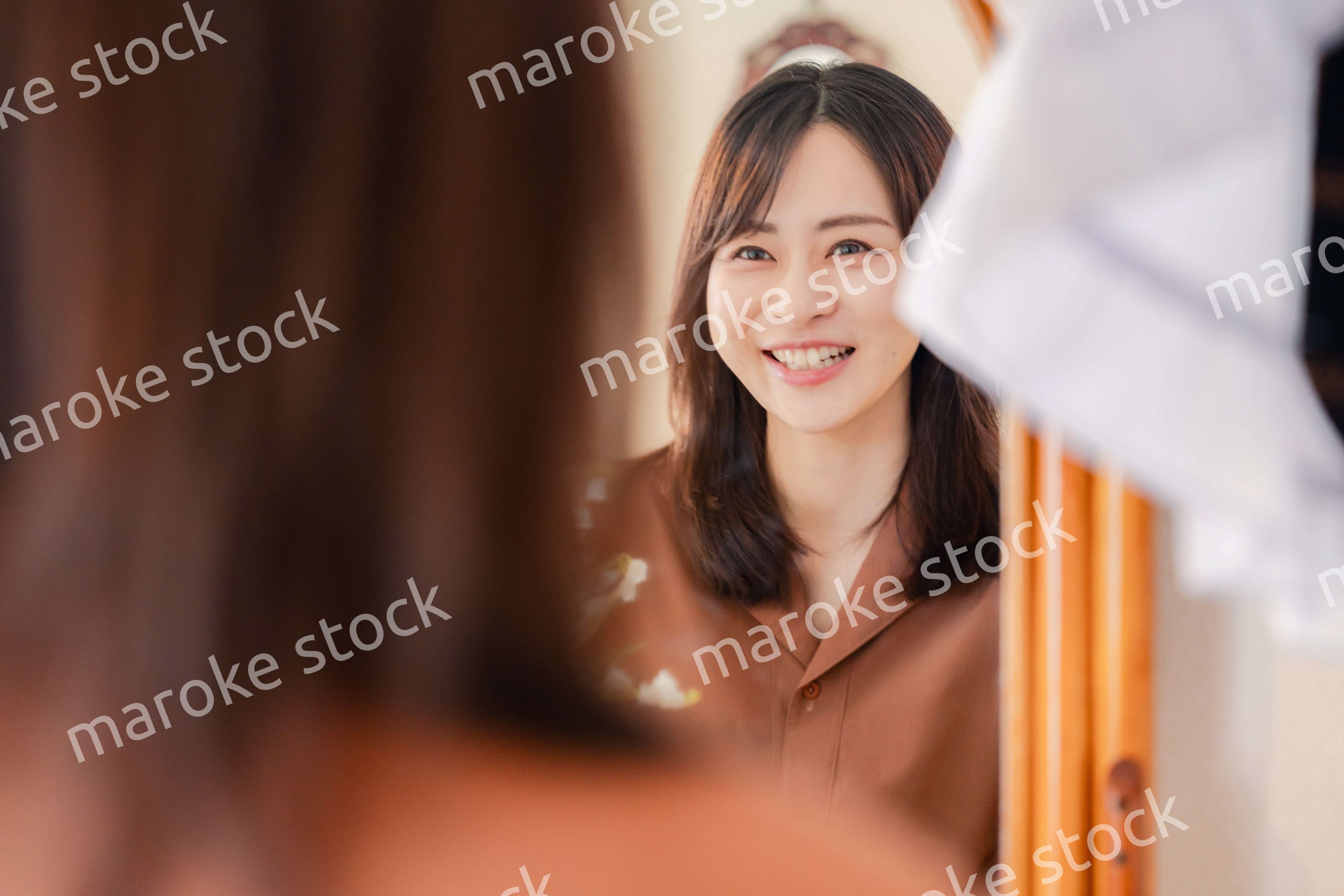 鏡台で身支度をする若い女性