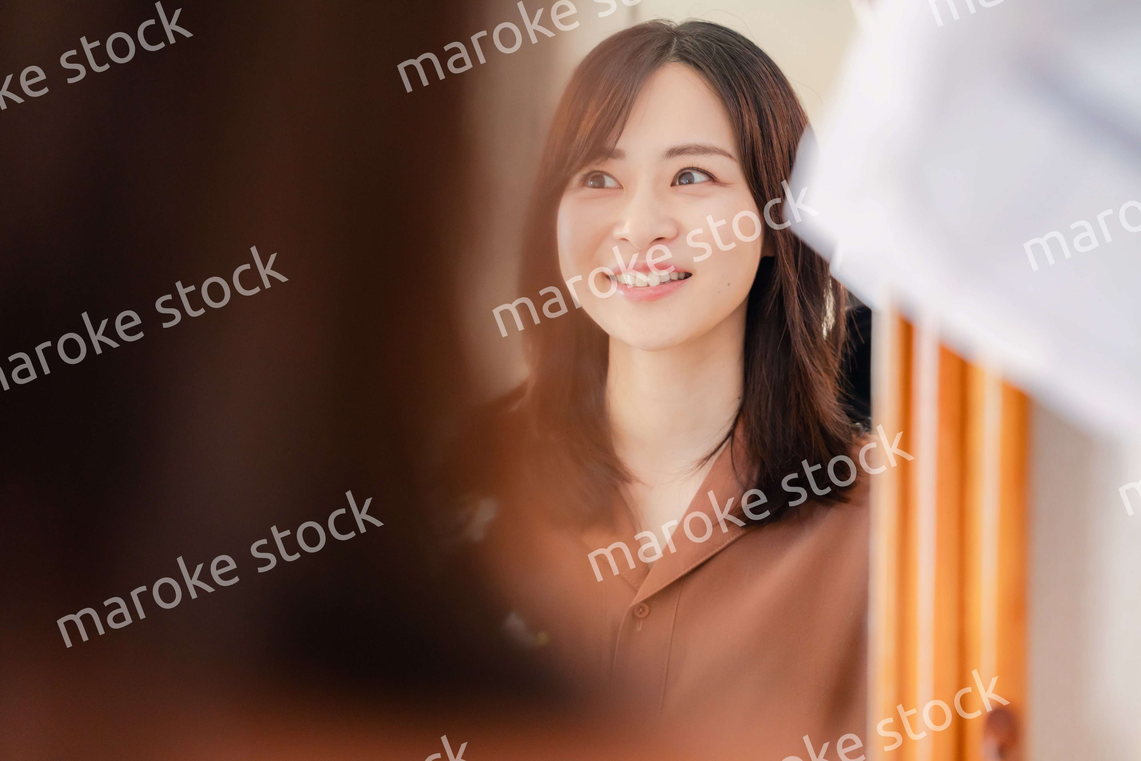 鏡台で身支度をする若い女性