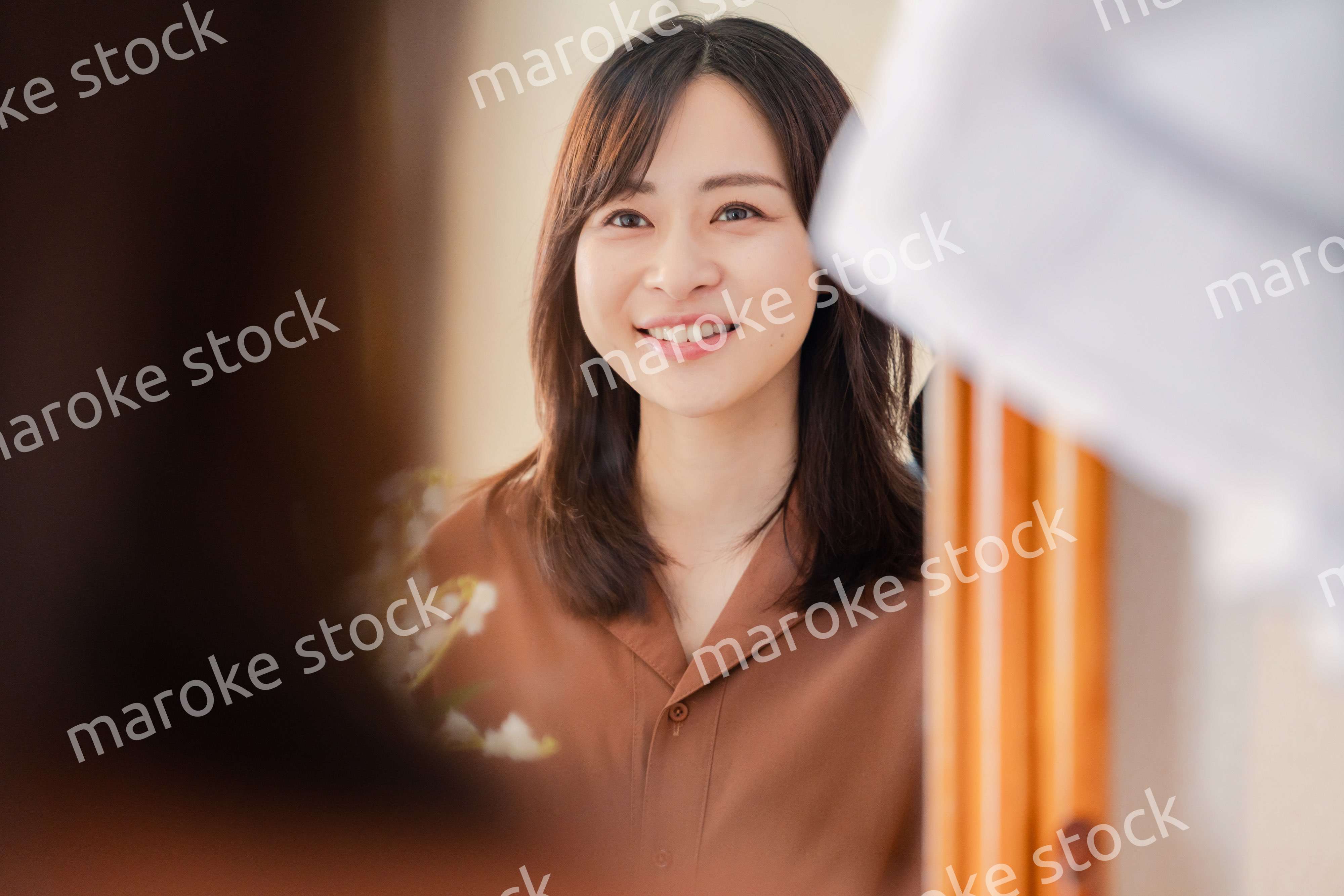 鏡台で身支度をする若い女性