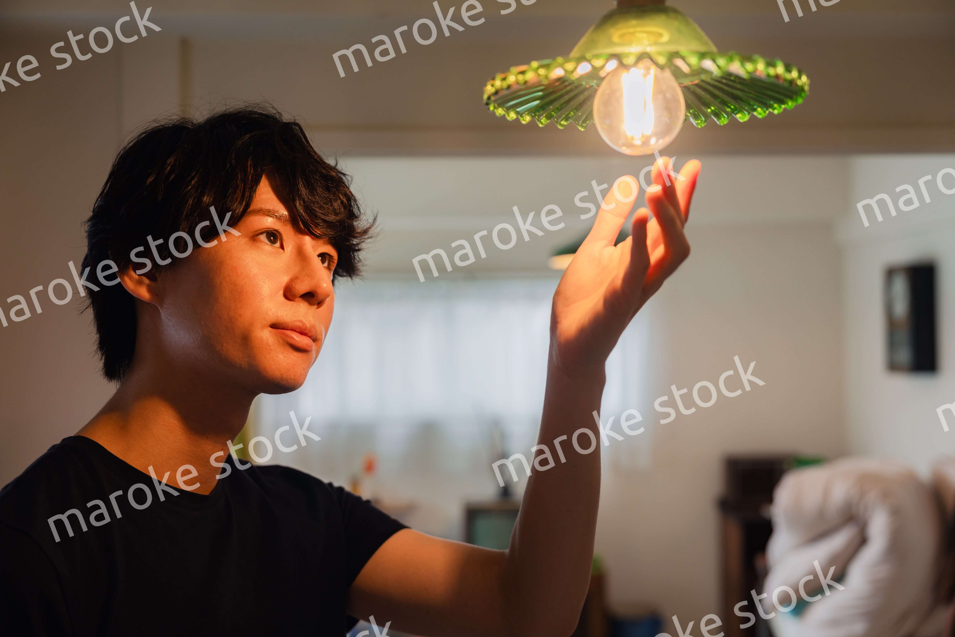 白熱電球を交換する若い男性