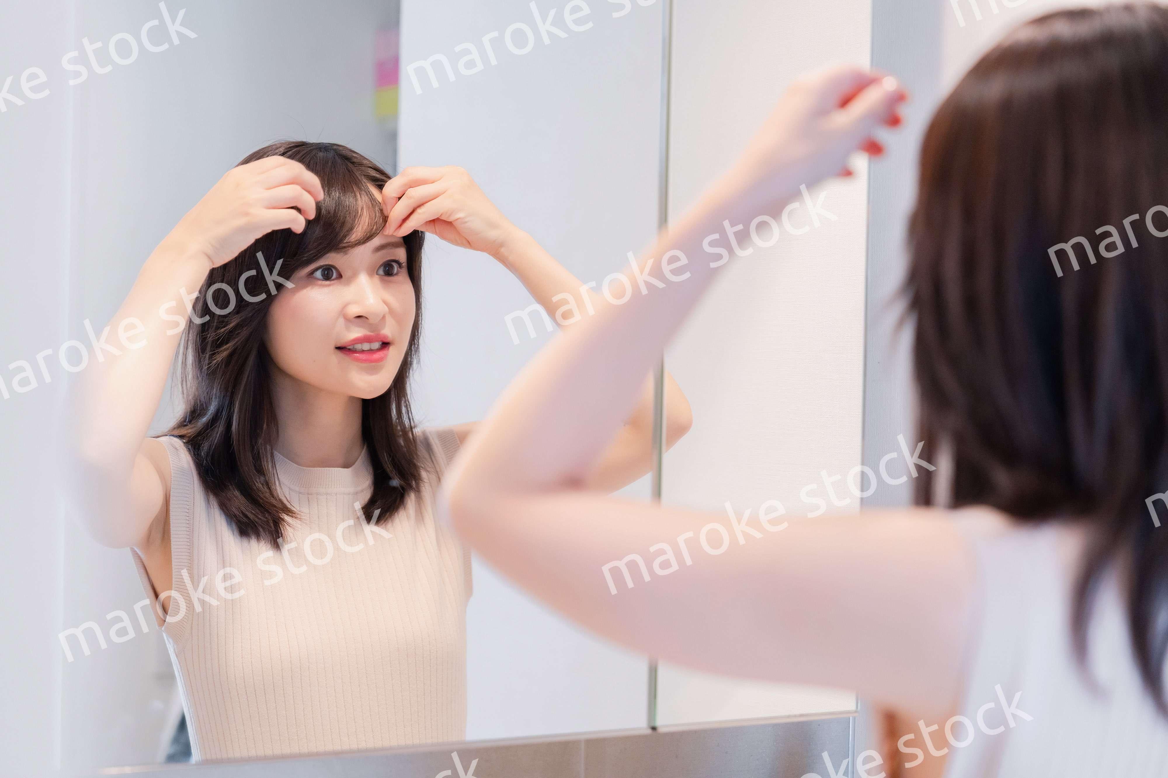 朝の身支度をする若い女性