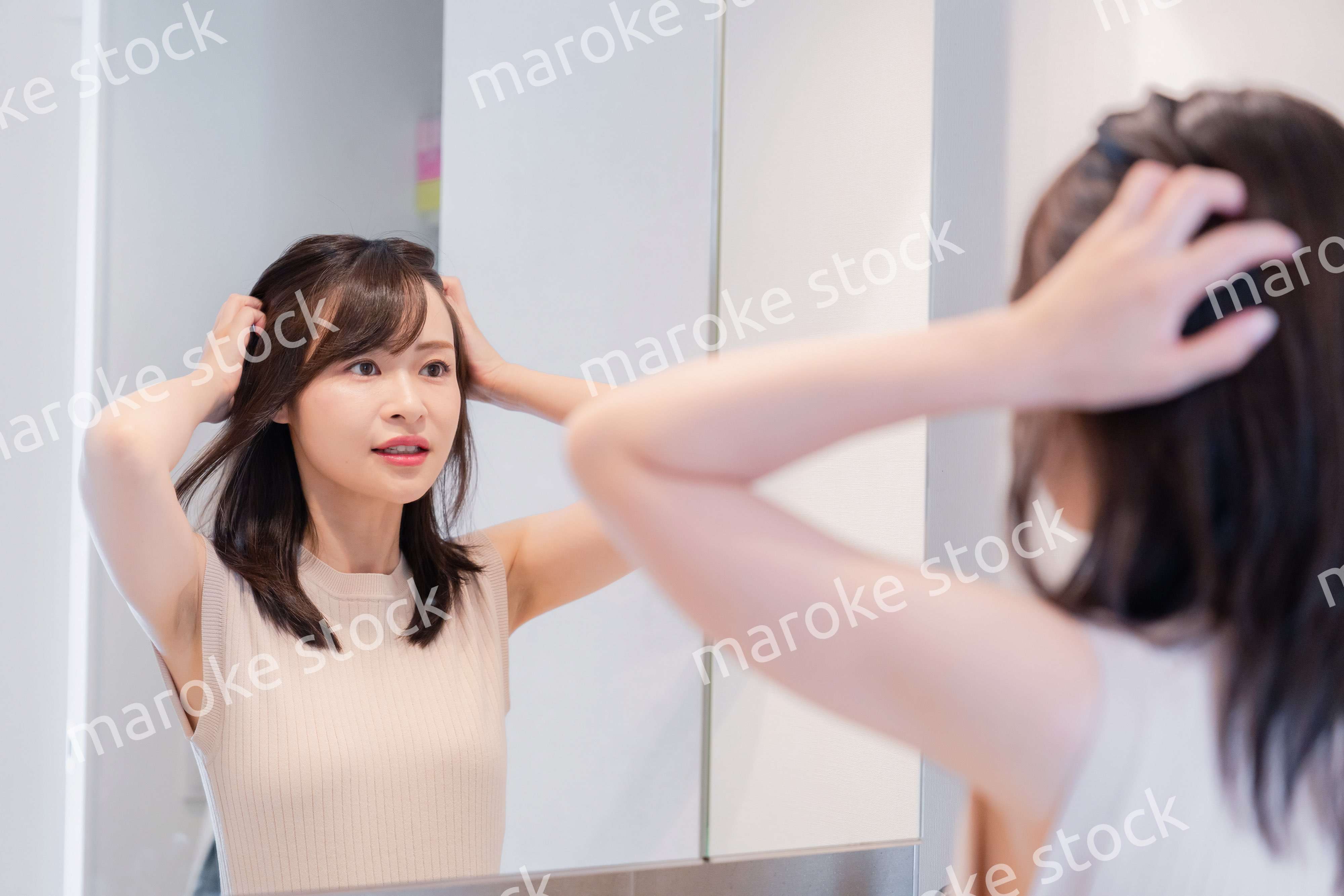 朝の身支度をする若い女性