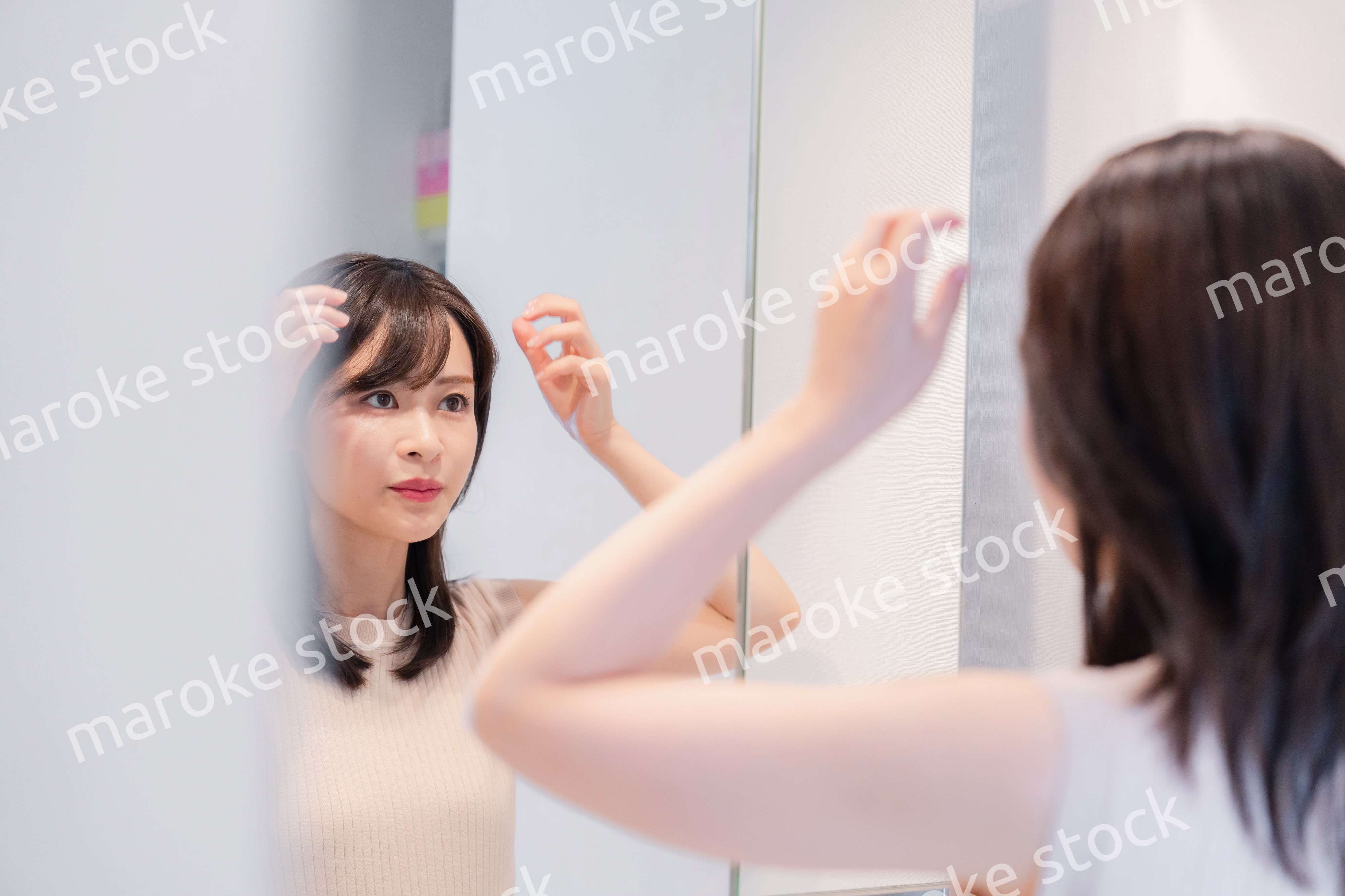 朝の身支度をする若い女性