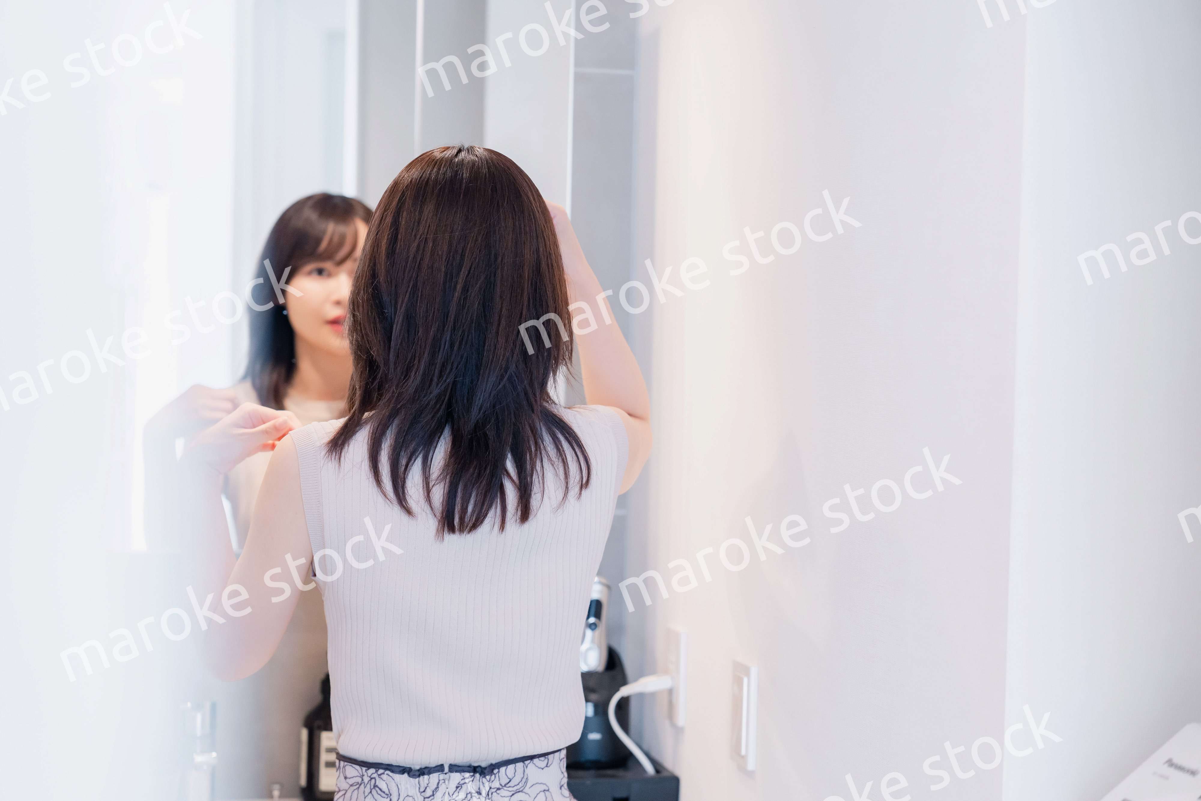 朝の身支度をする若い女性