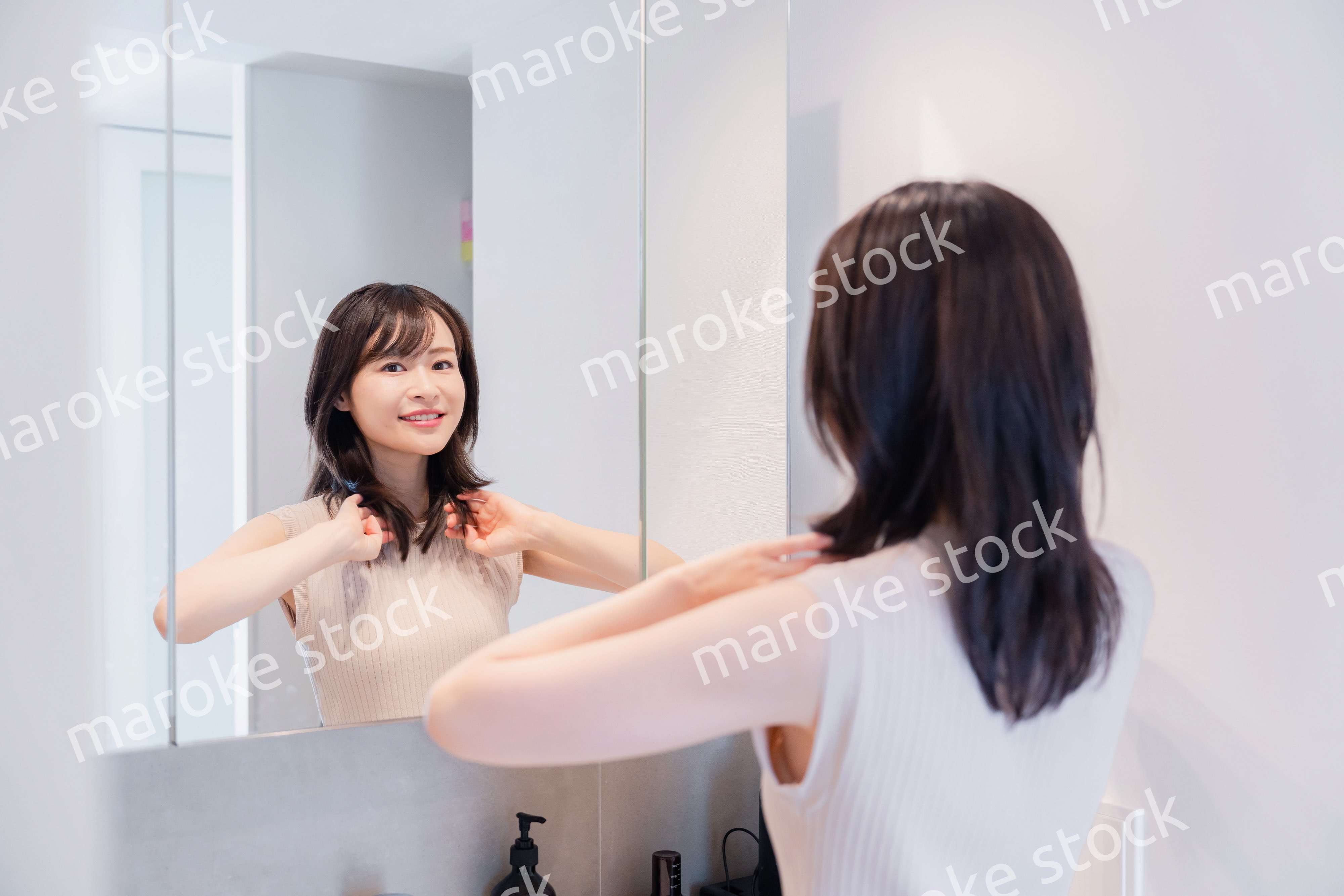 朝の身支度をする若い女性