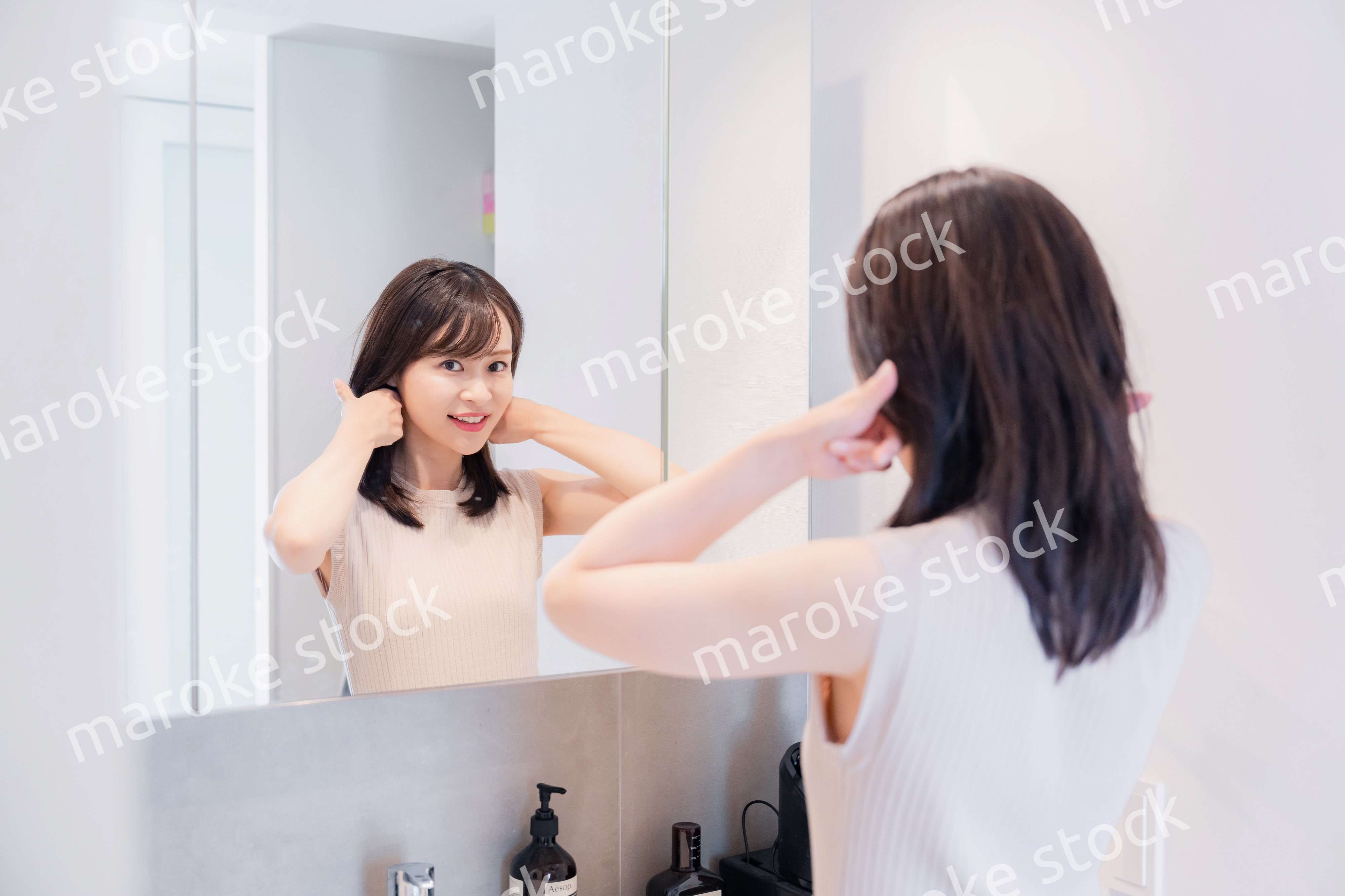 朝の身支度をする若い女性