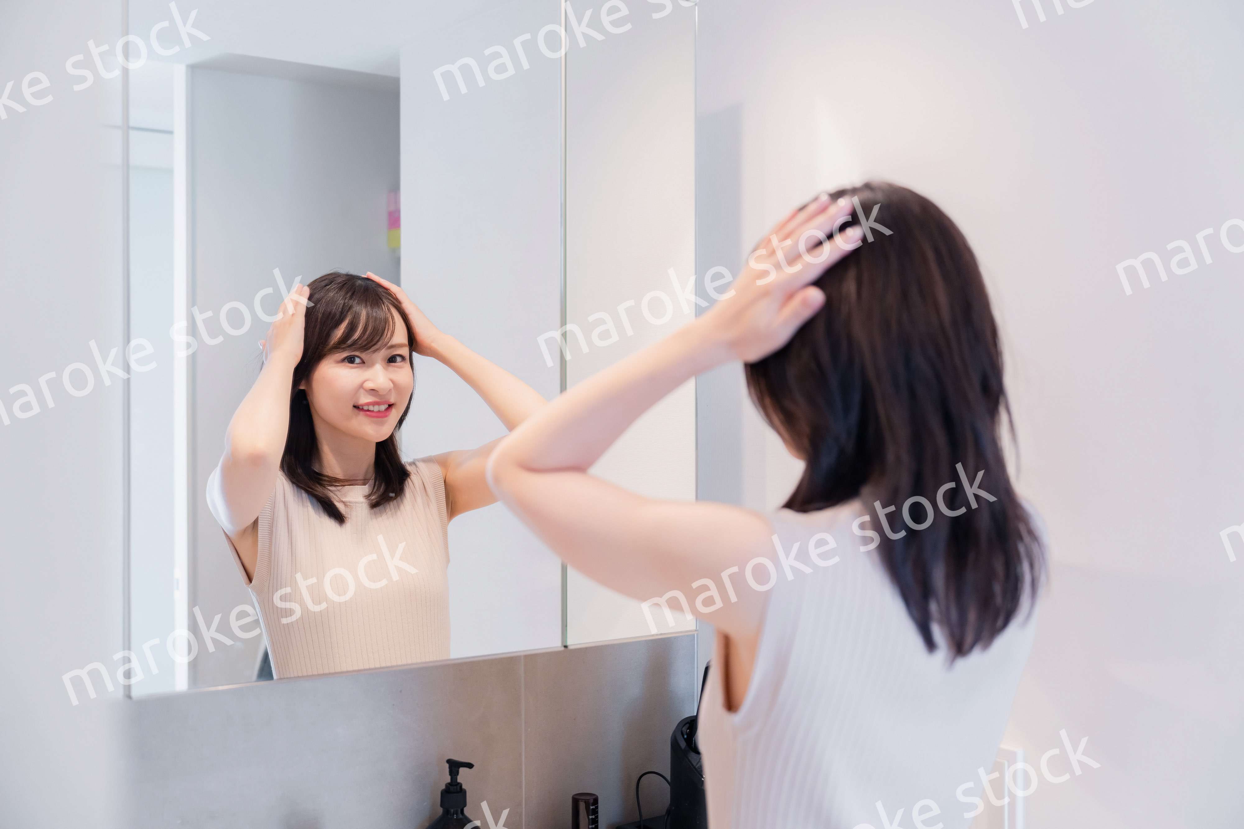 朝の身支度をする若い女性