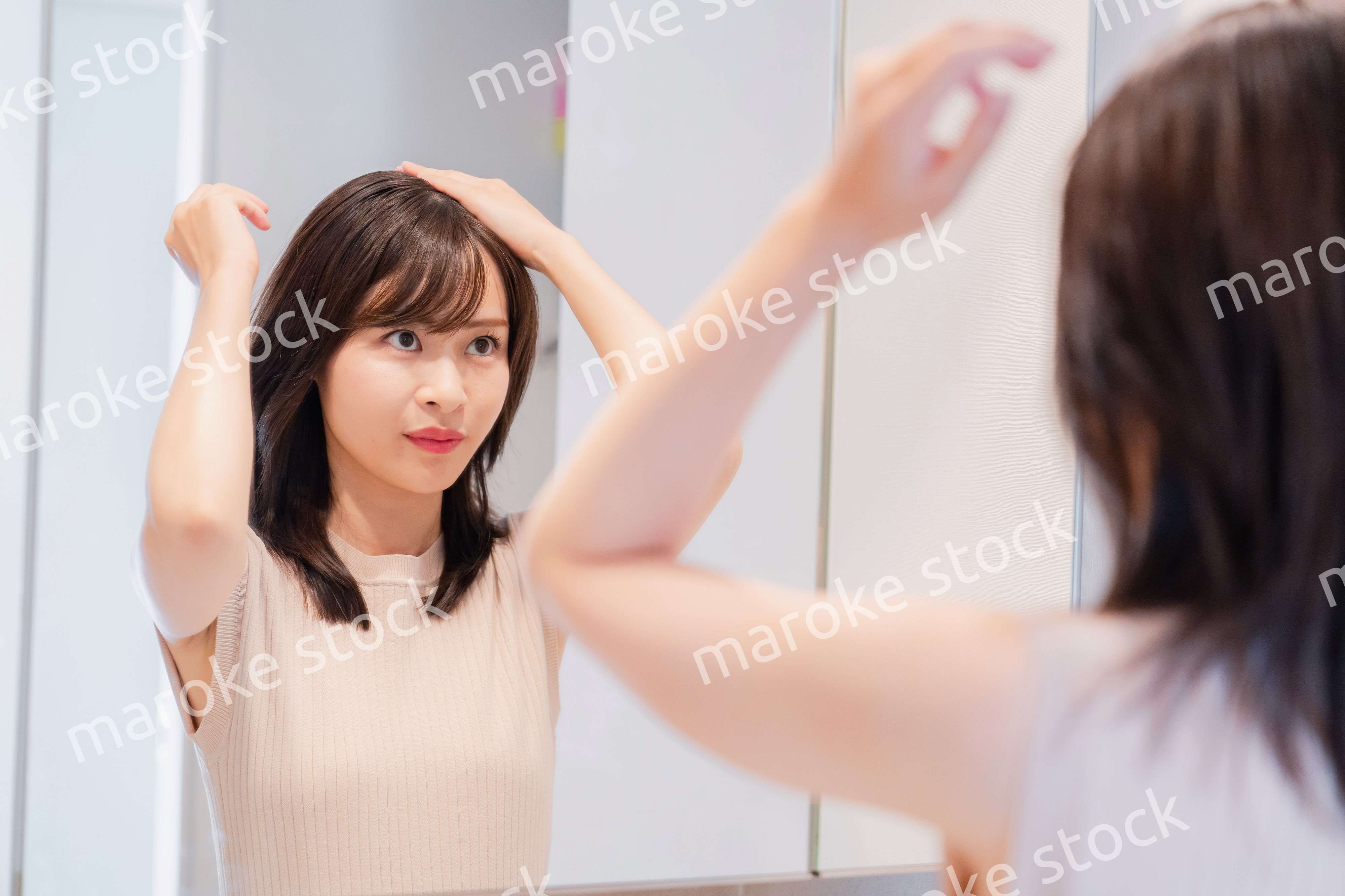 朝の身支度をする若い女性