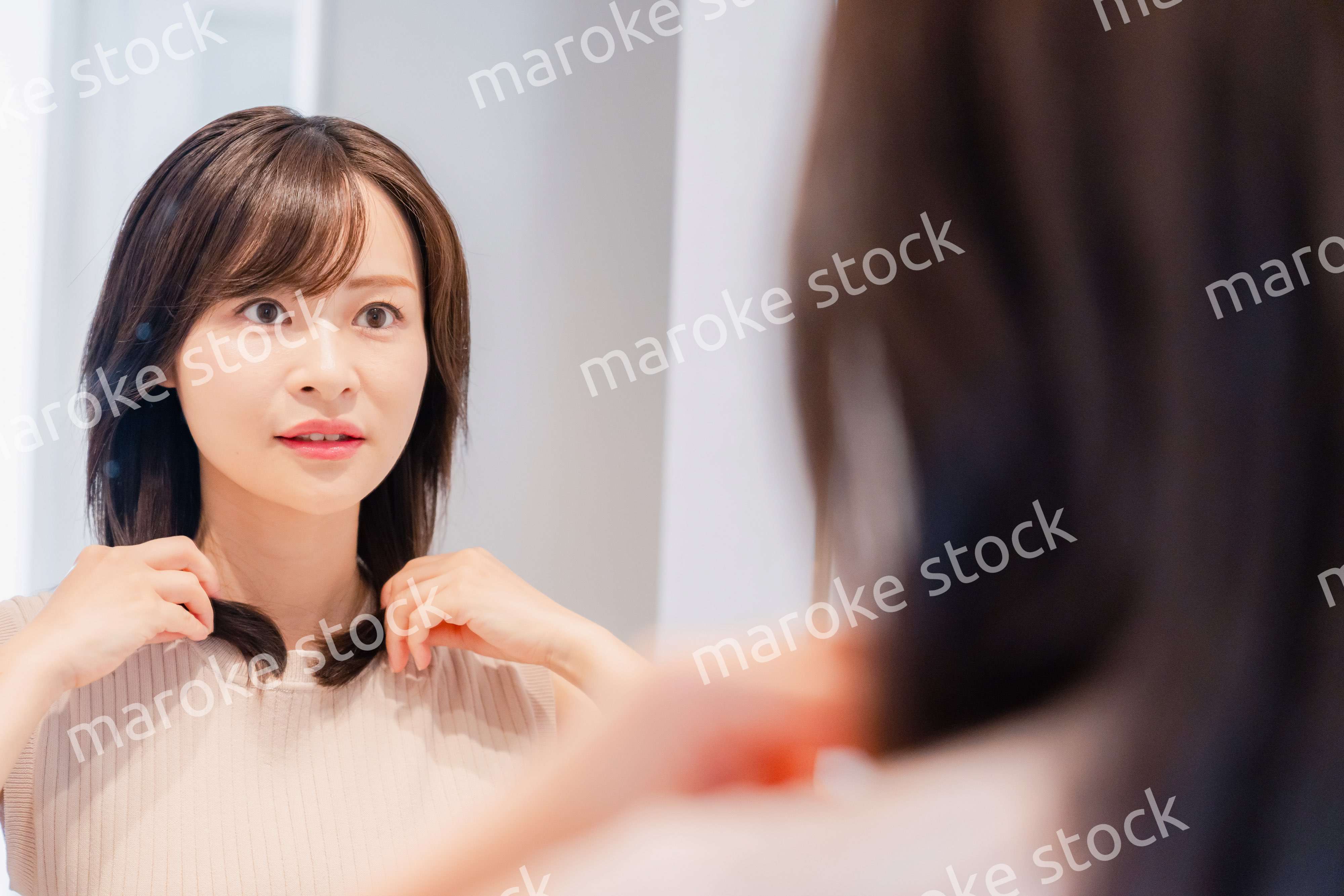 朝の身支度をする若い女性