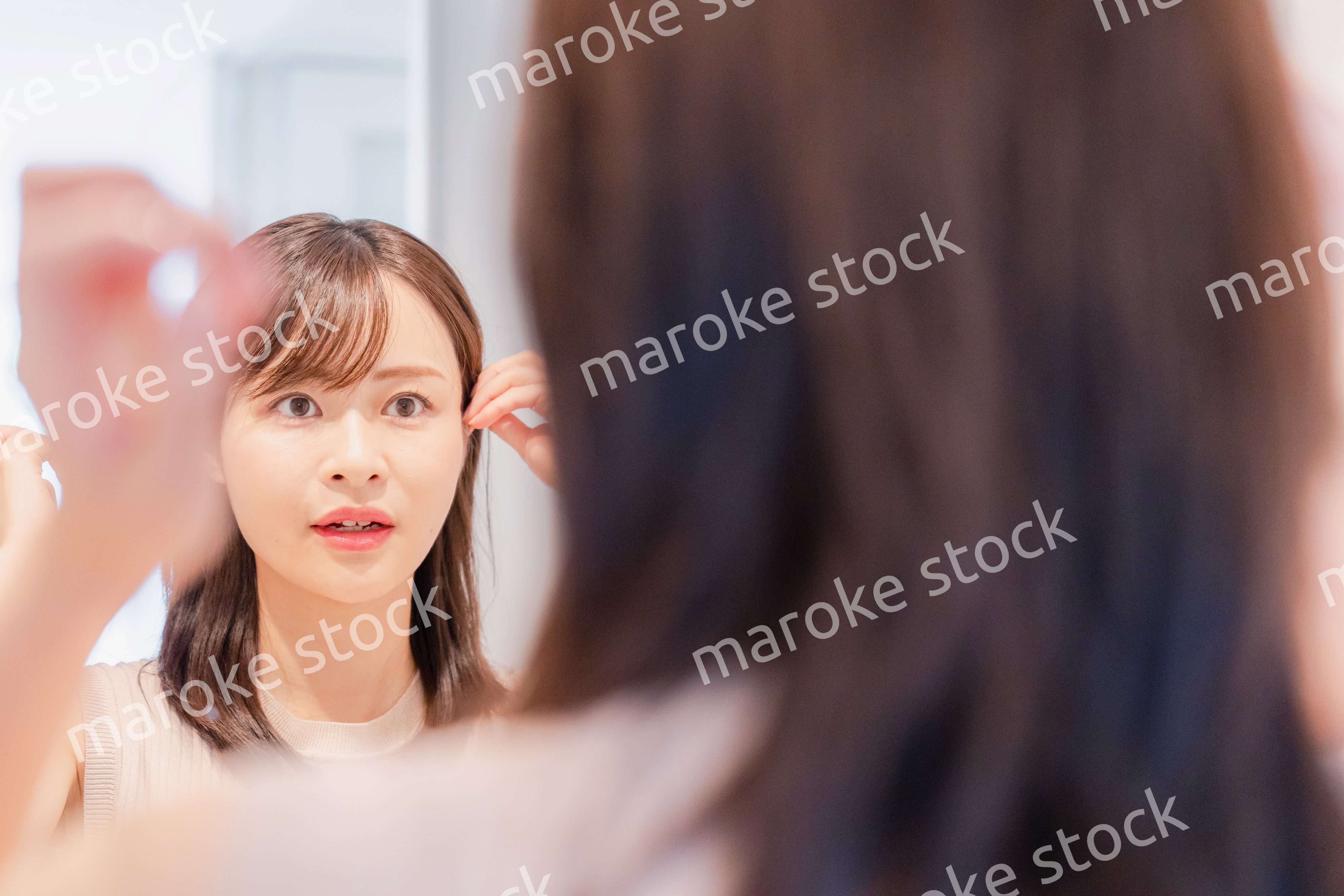 朝の身支度をする若い女性