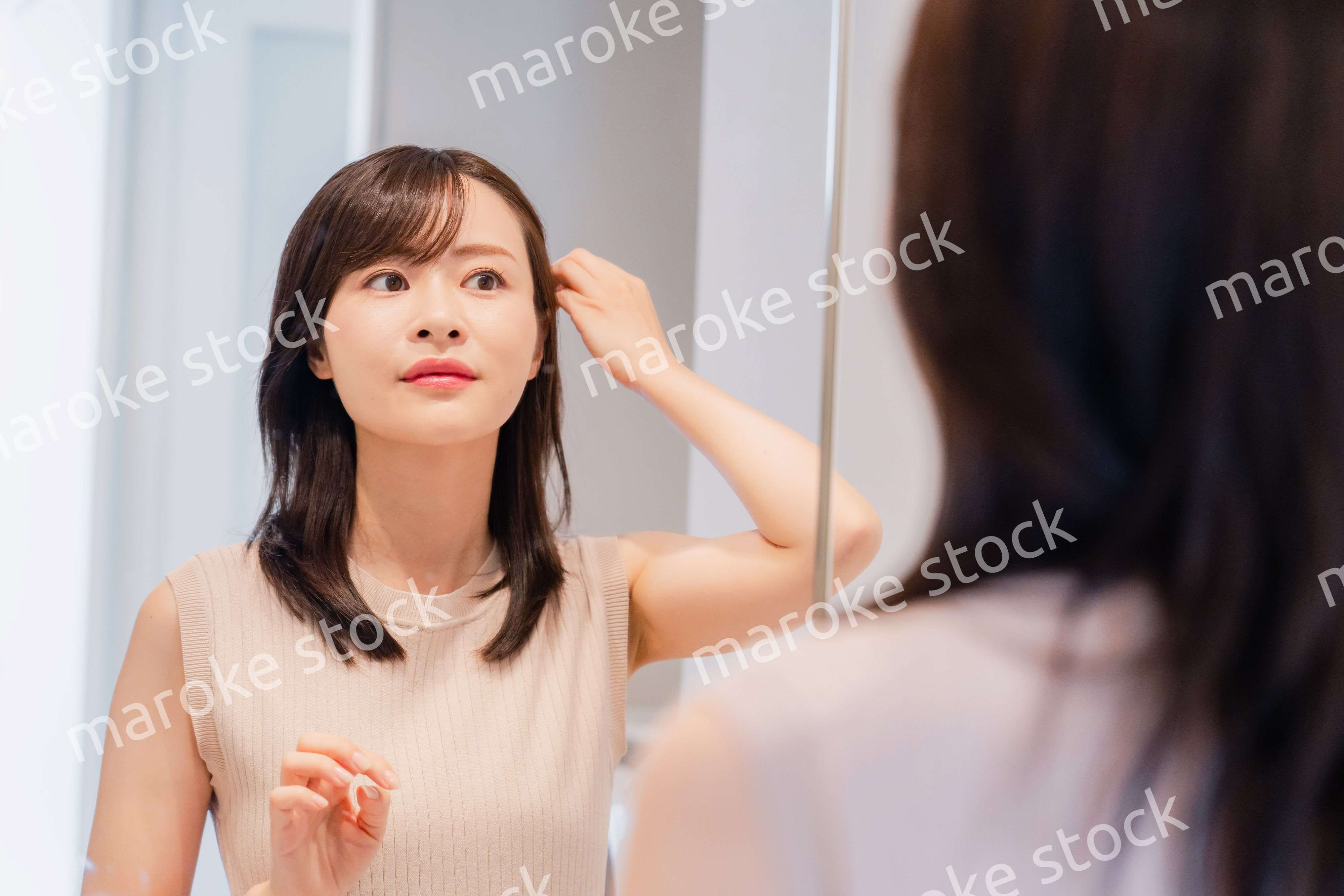 朝の身支度をする若い女性