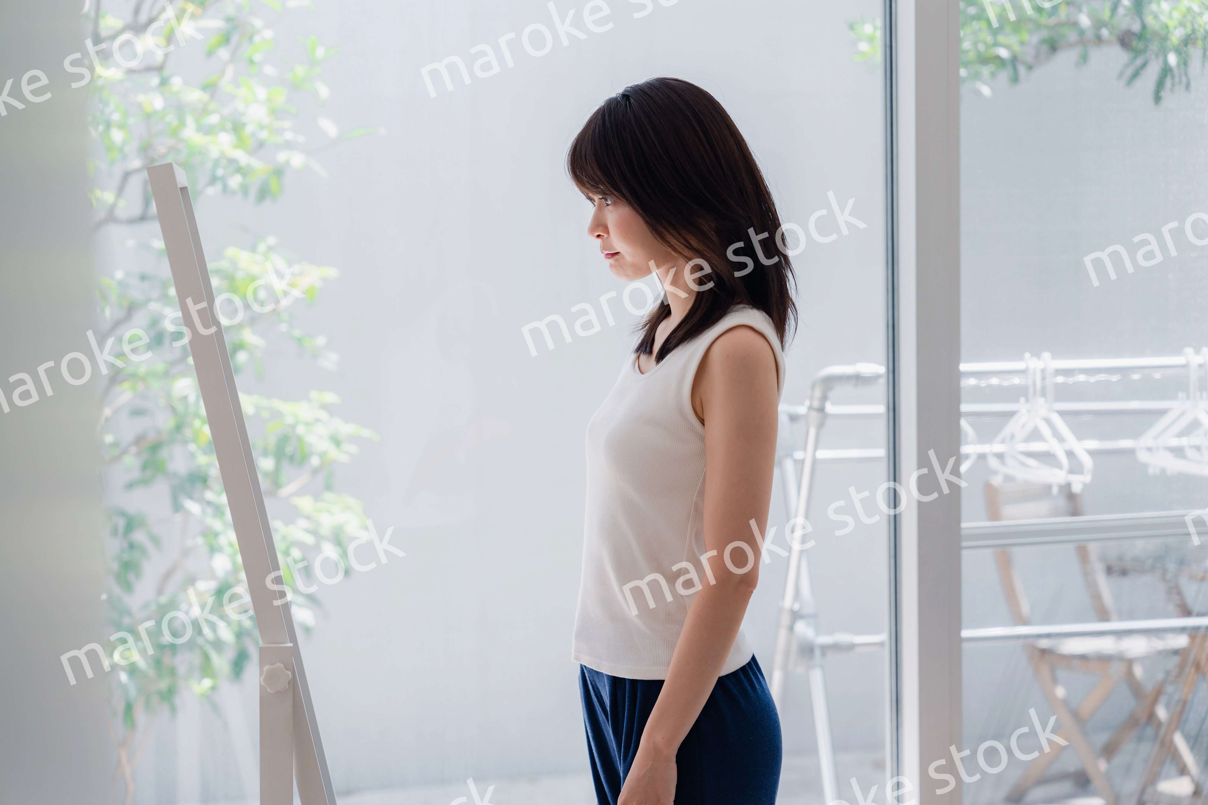 自分の体型を気にする若い女性