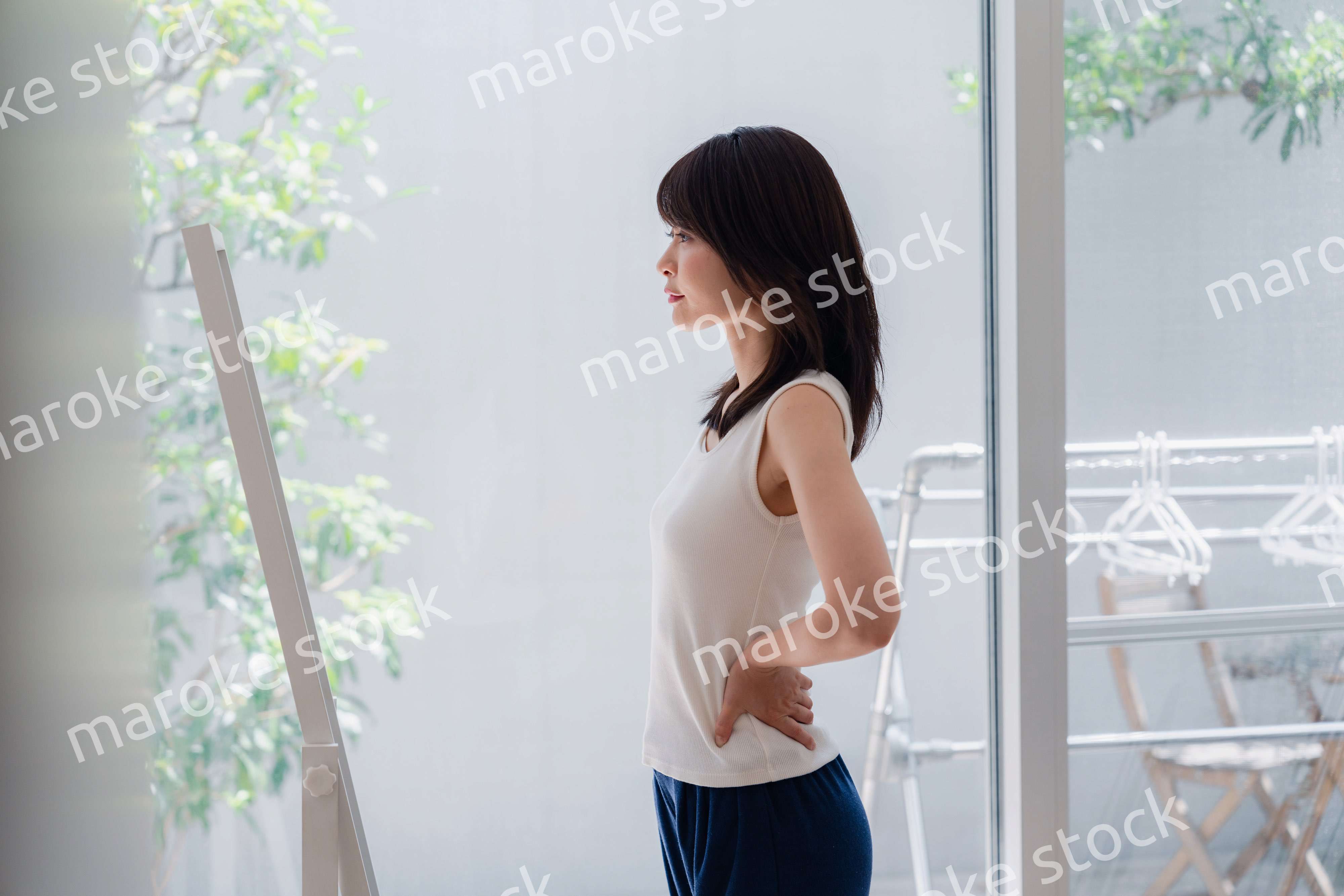 自分の体型を気にする若い女性