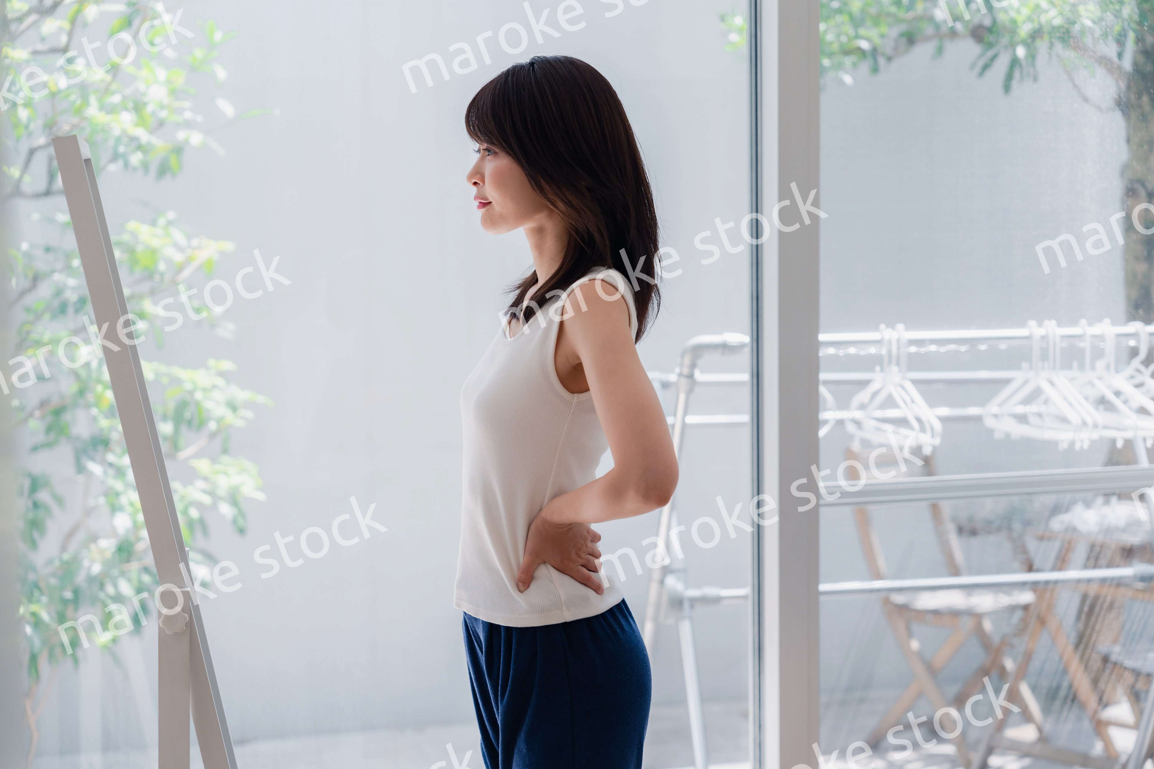 自分の体型を気にする若い女性