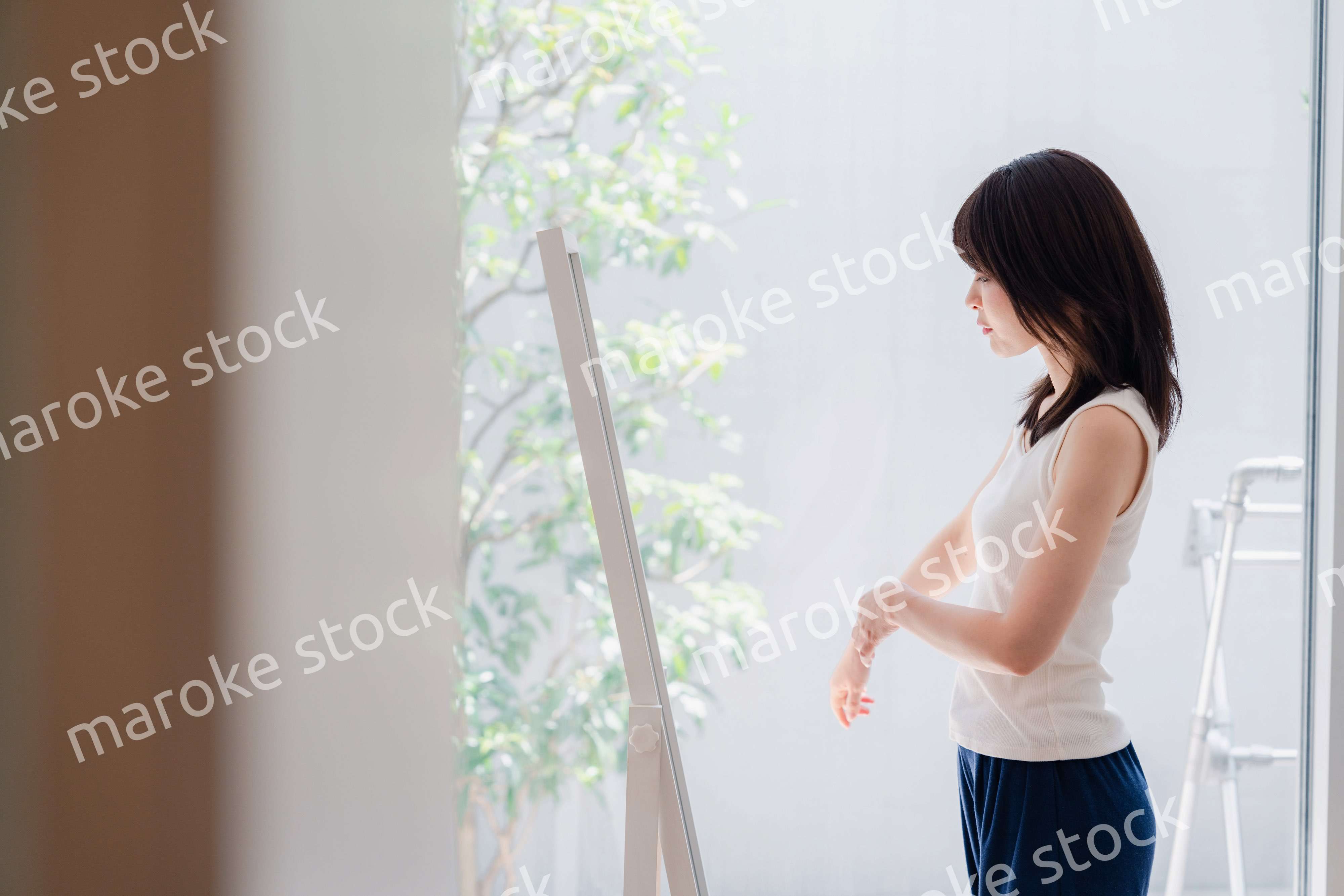 自分の体型を気にする若い女性