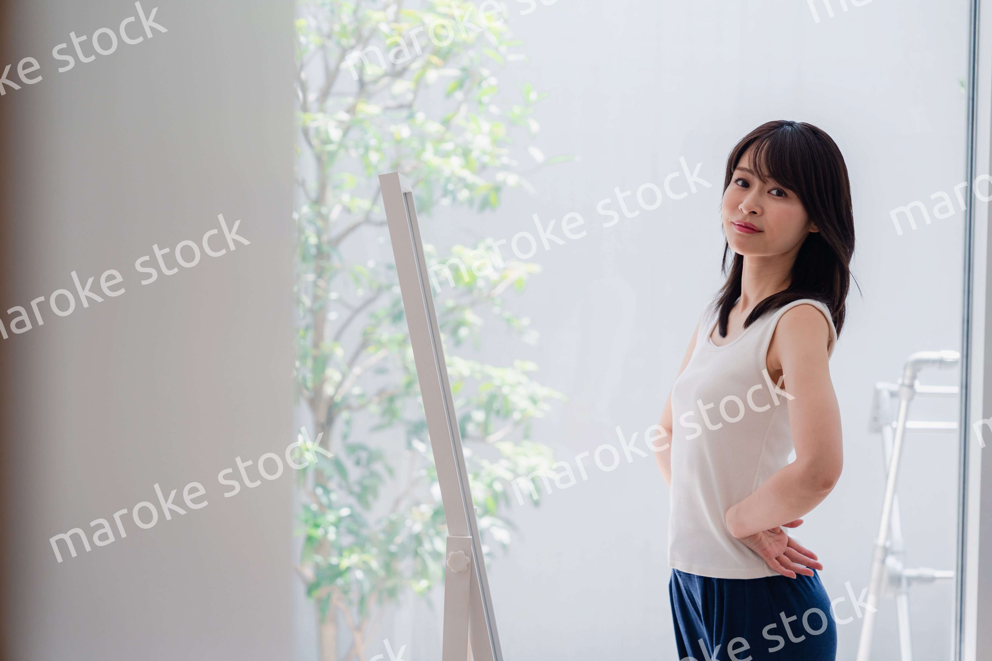 自分の体型を気にする若い女性