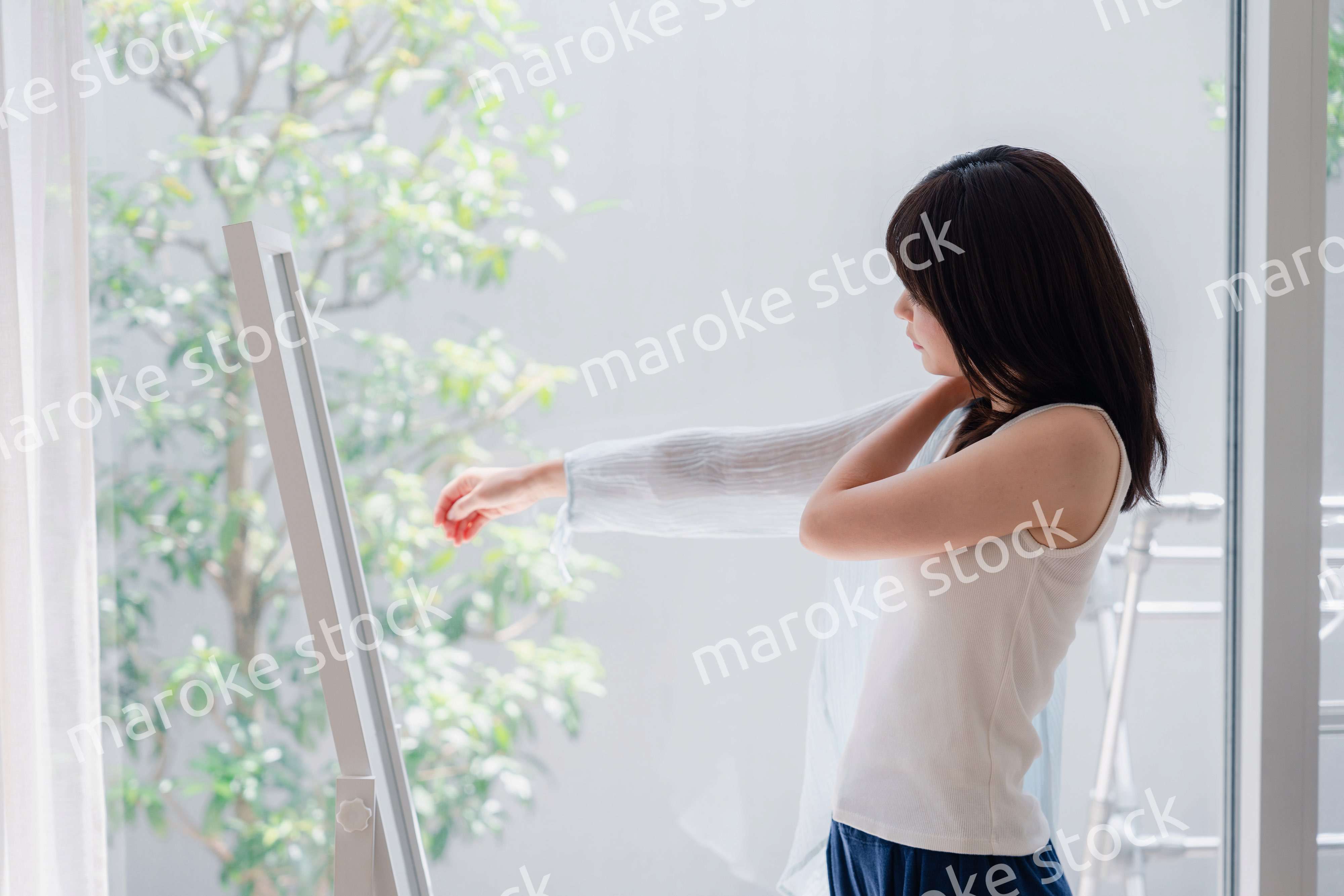 着替えをする若い女性