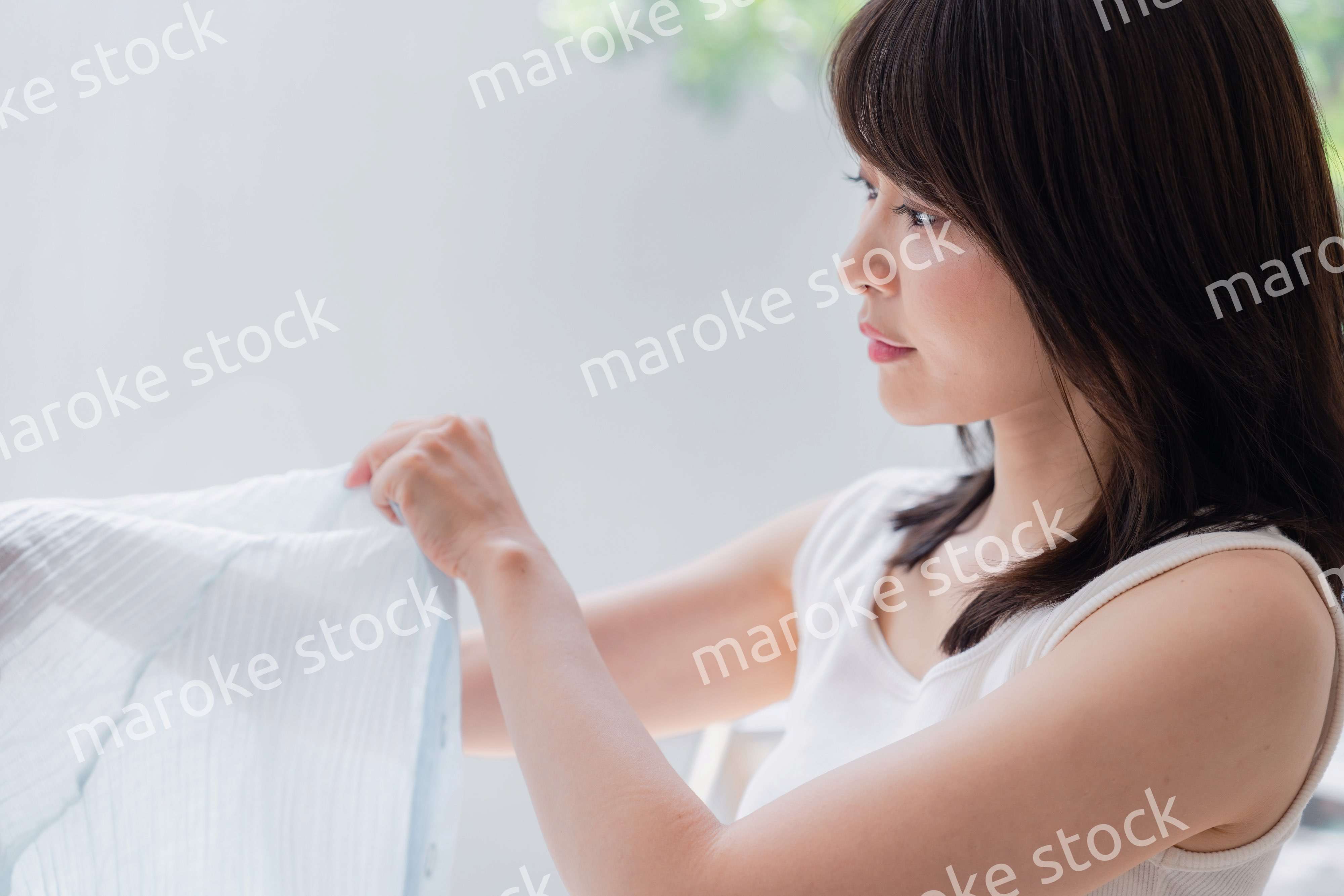 着替えをする若い女性