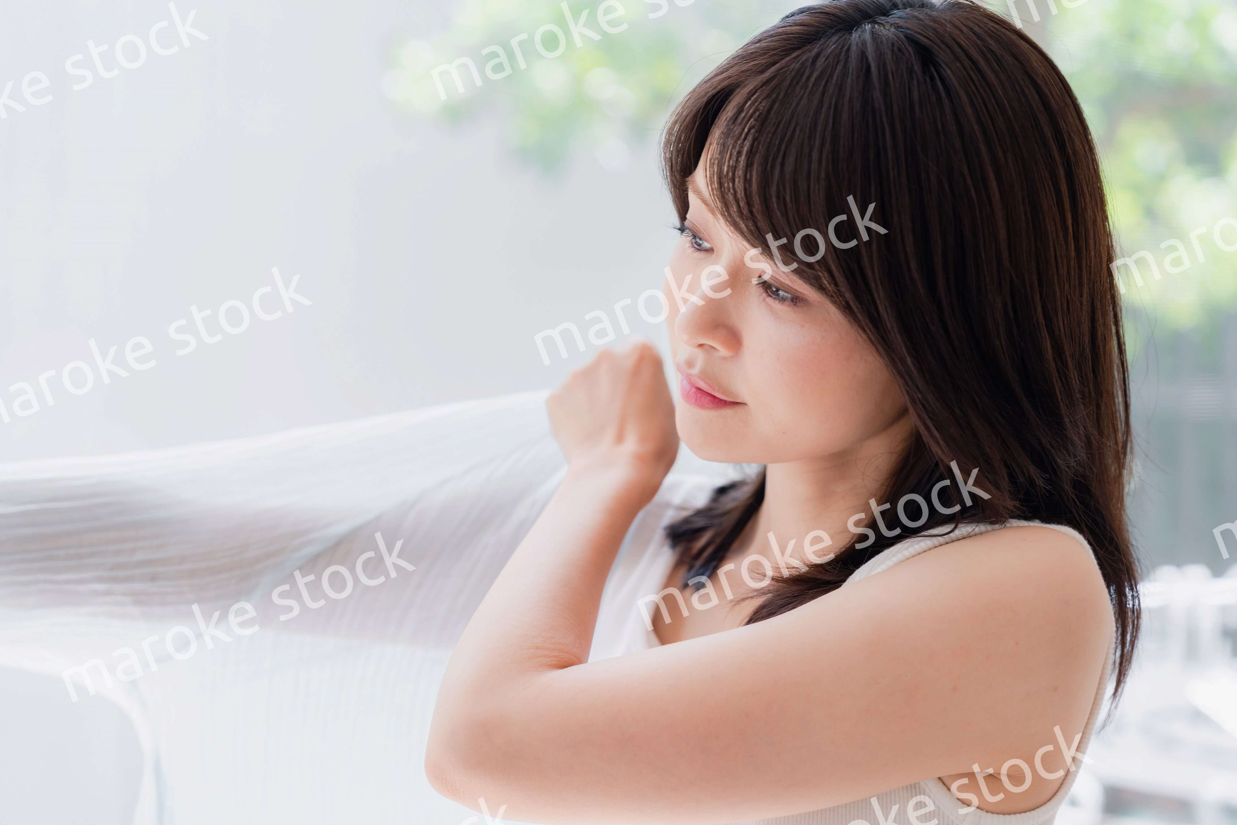 着替えをする若い女性